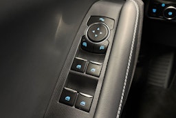 Punainen Ford Mustang Mach-E 2025 kuva 27.