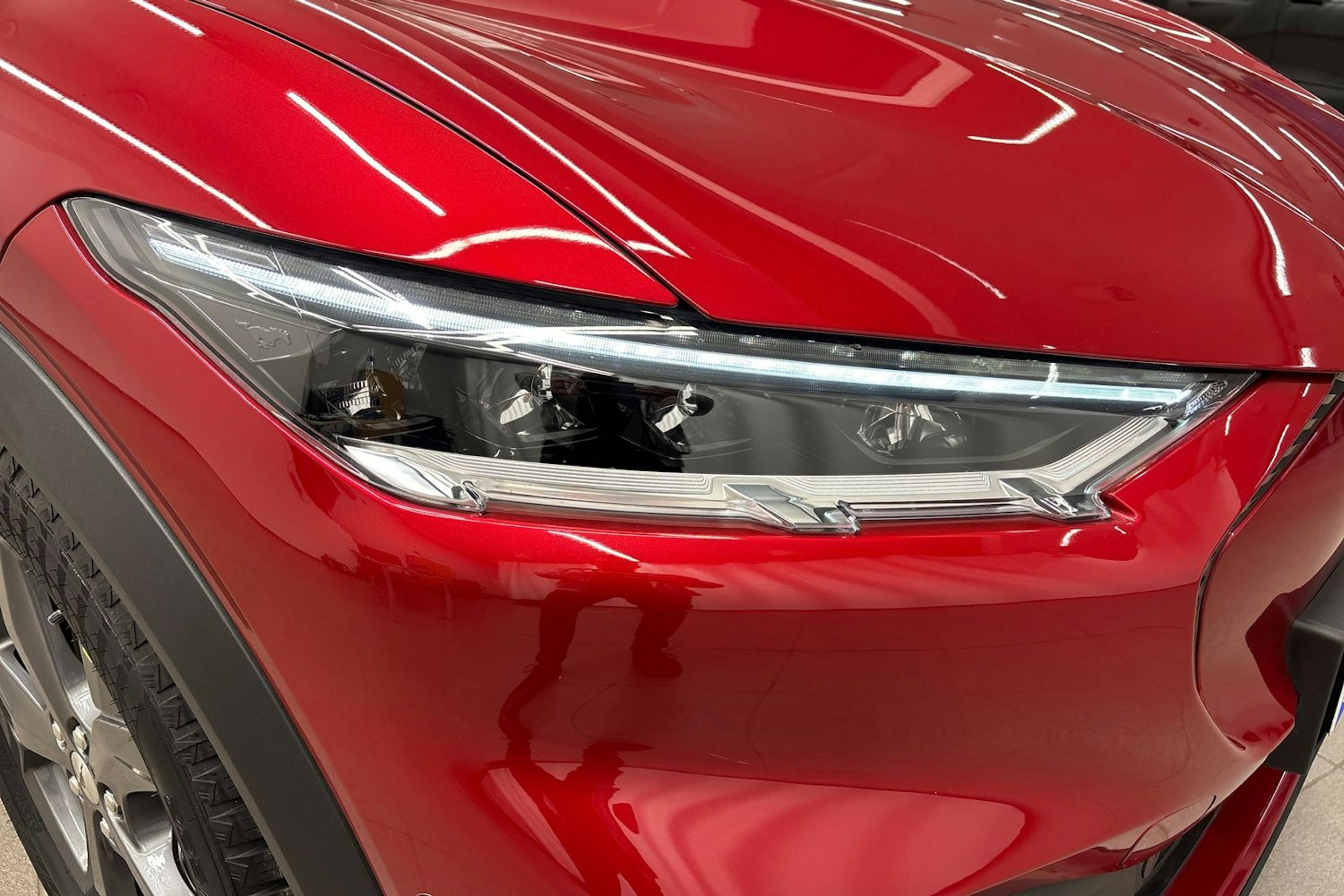 Punainen Ford Mustang Mach-E 2025 kuva 30.