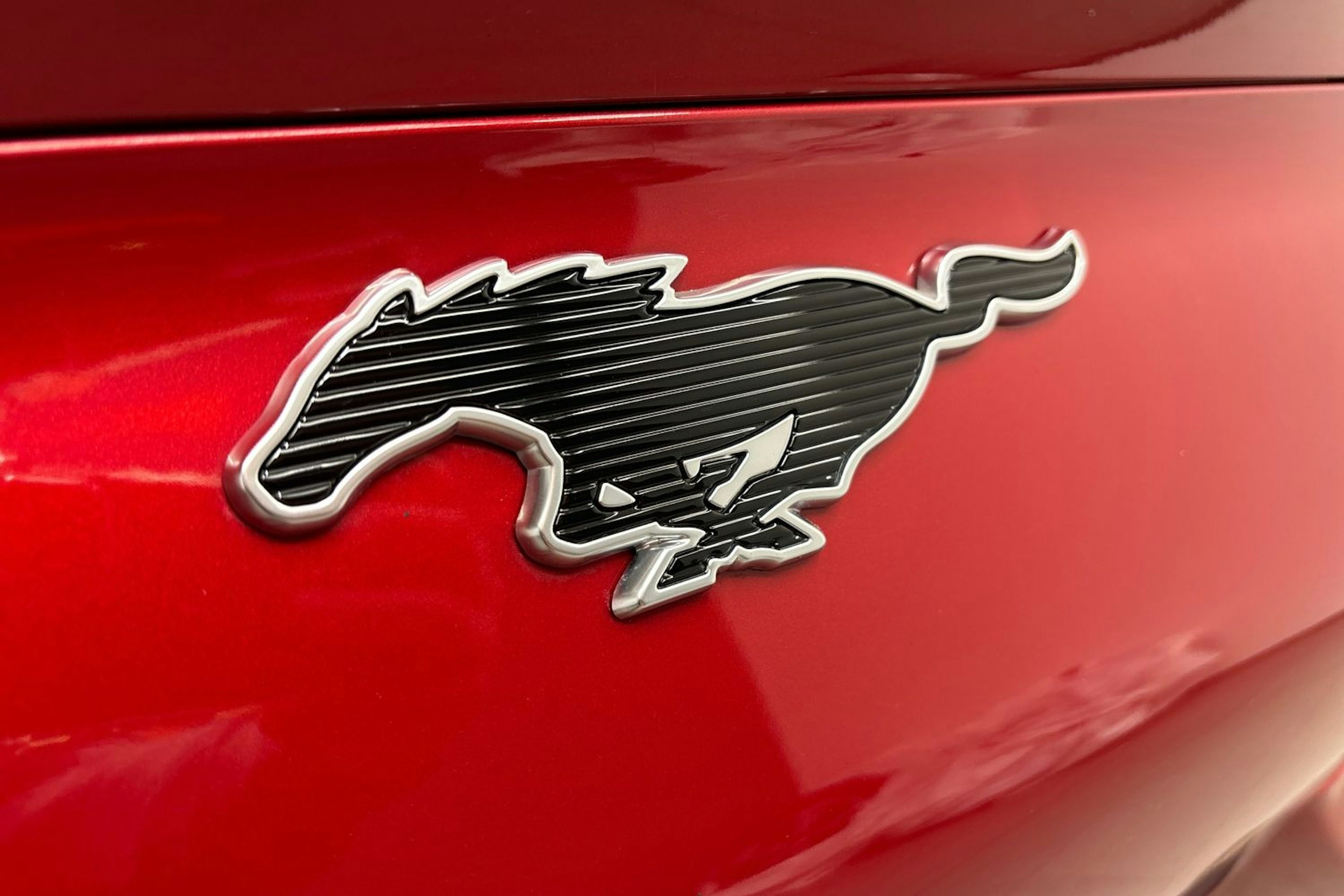 Punainen Ford Mustang Mach-E 2025 kuva 32.