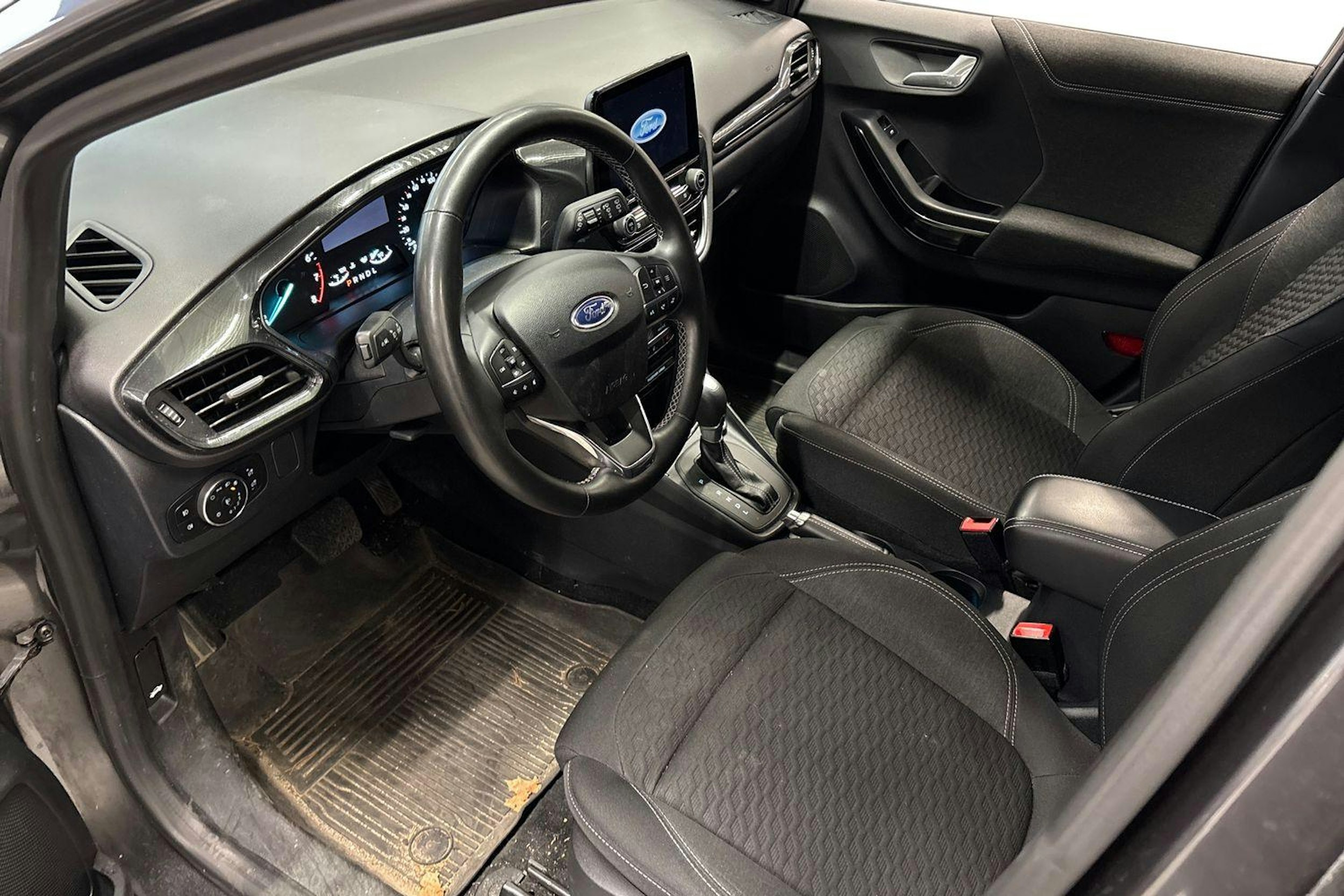 Harmaa Ford Puma 2022 kuva 3.