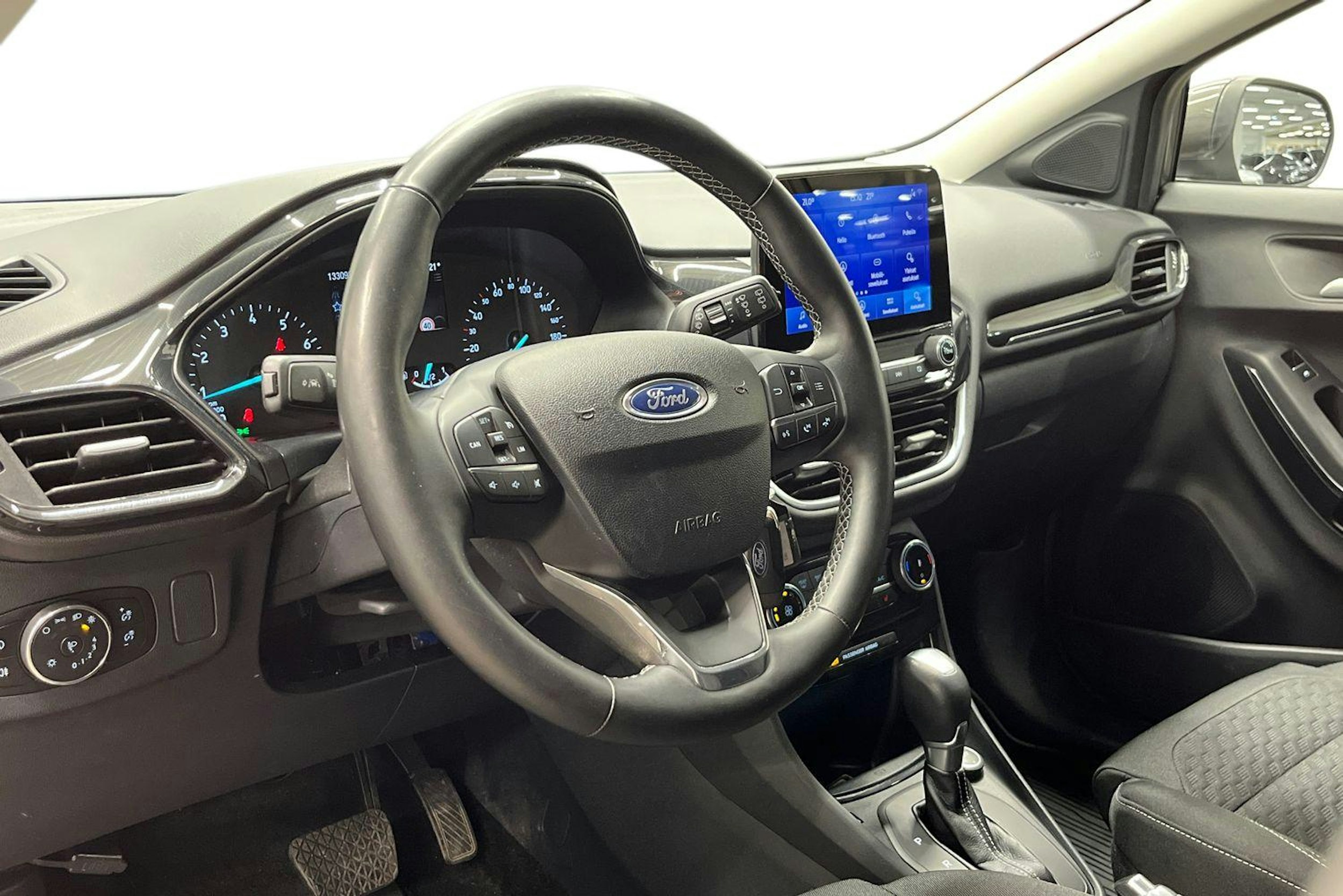 Harmaa Ford Puma 2022 kuva 7.