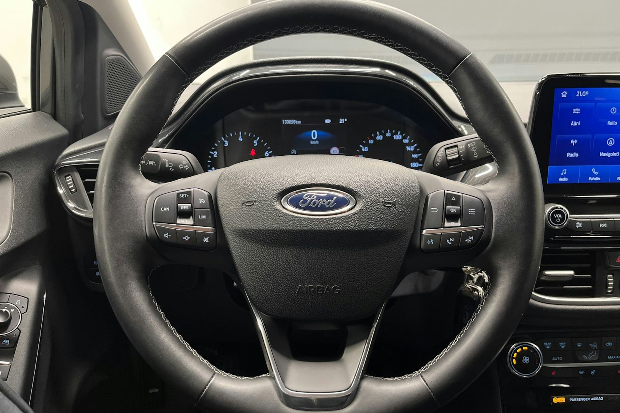 Harmaa Ford Puma 2022 kuva 14.