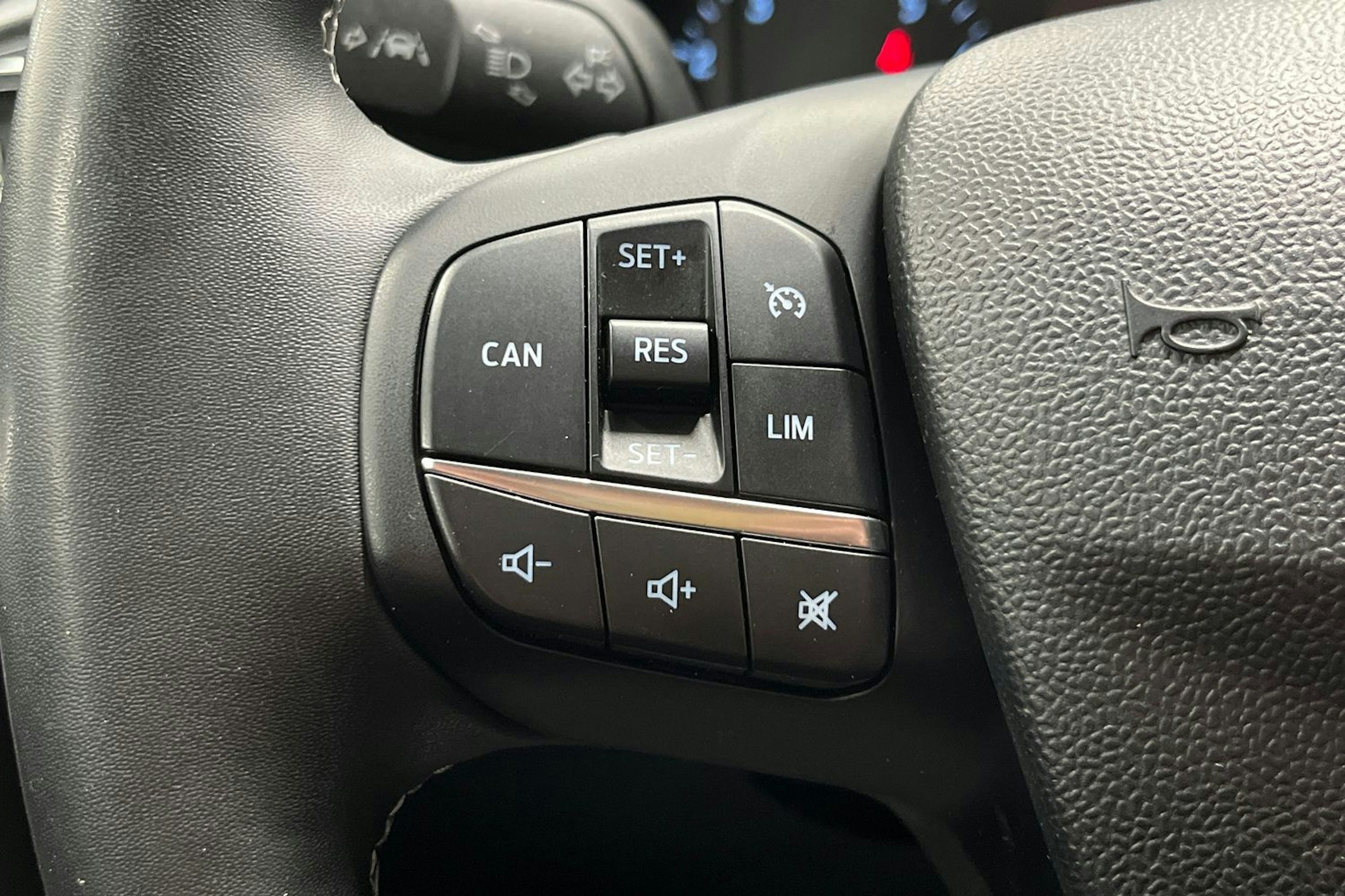 Harmaa Ford Puma 2022 kuva 15.