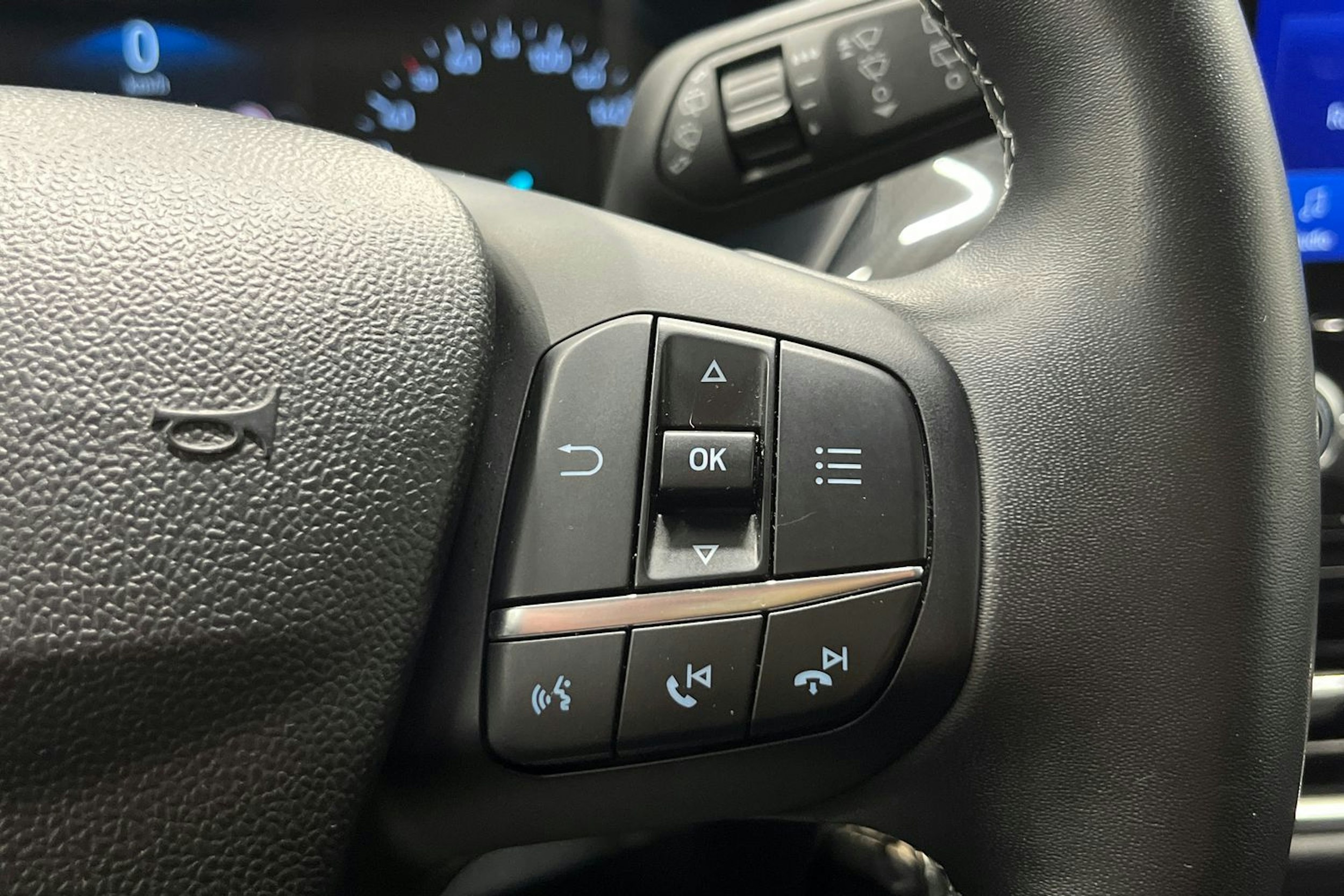 Harmaa Ford Puma 2022 kuva 16.