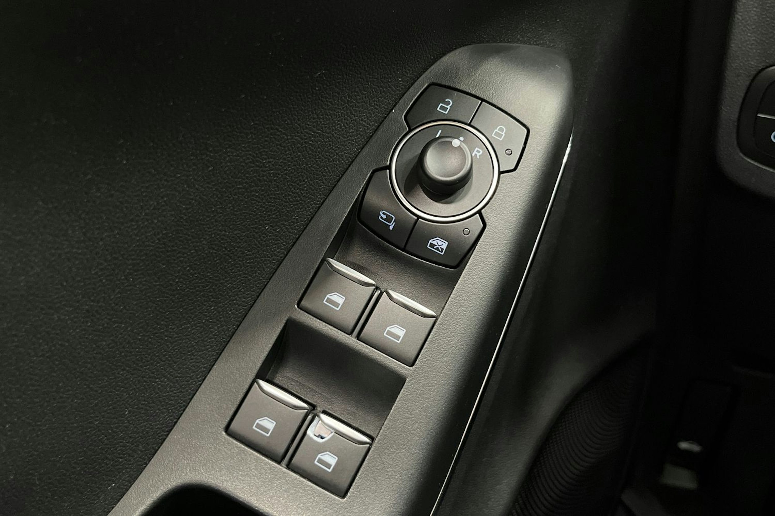 Harmaa Ford Puma 2022 kuva 17.