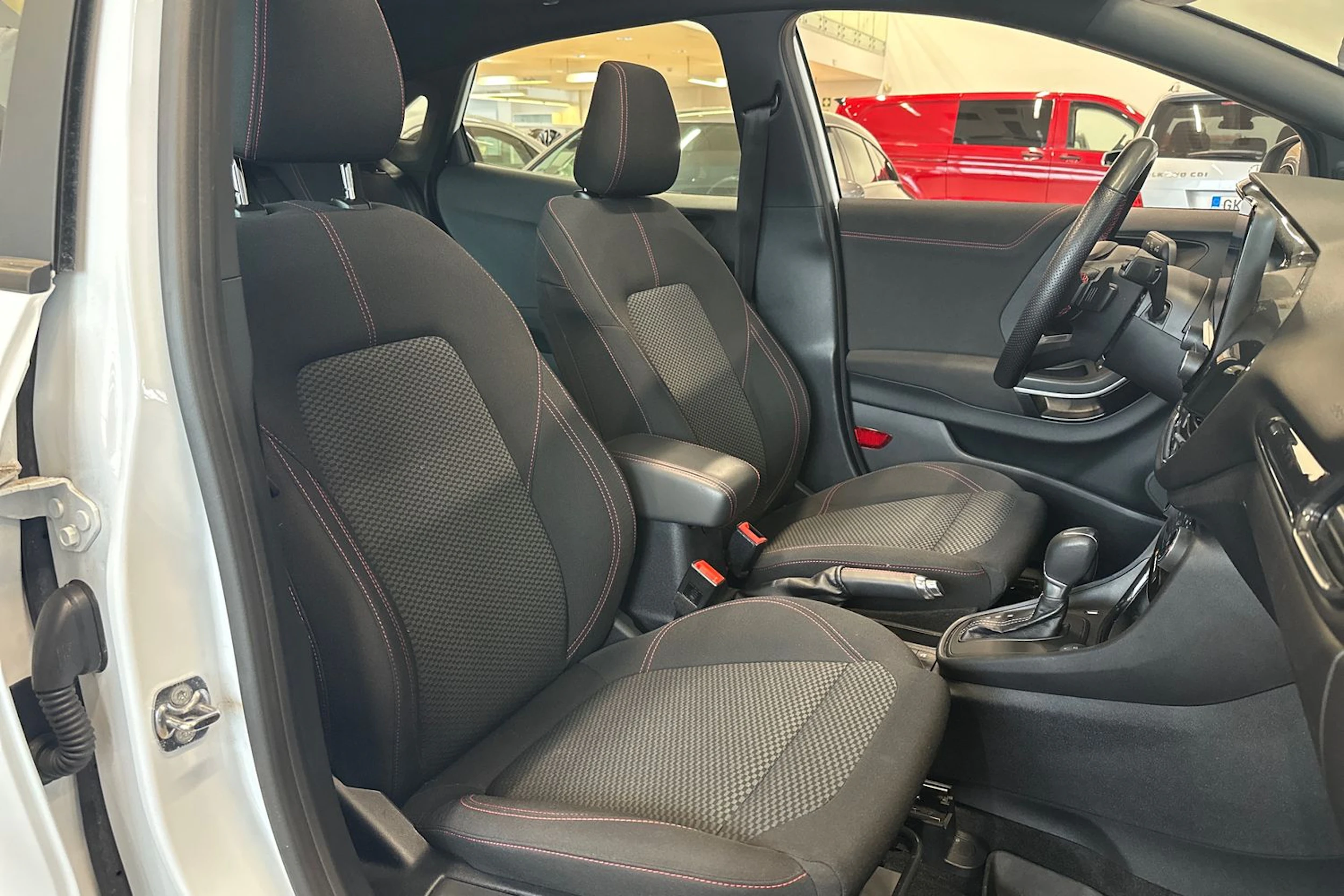 valkoinen Ford Puma 2023 kuva 16.