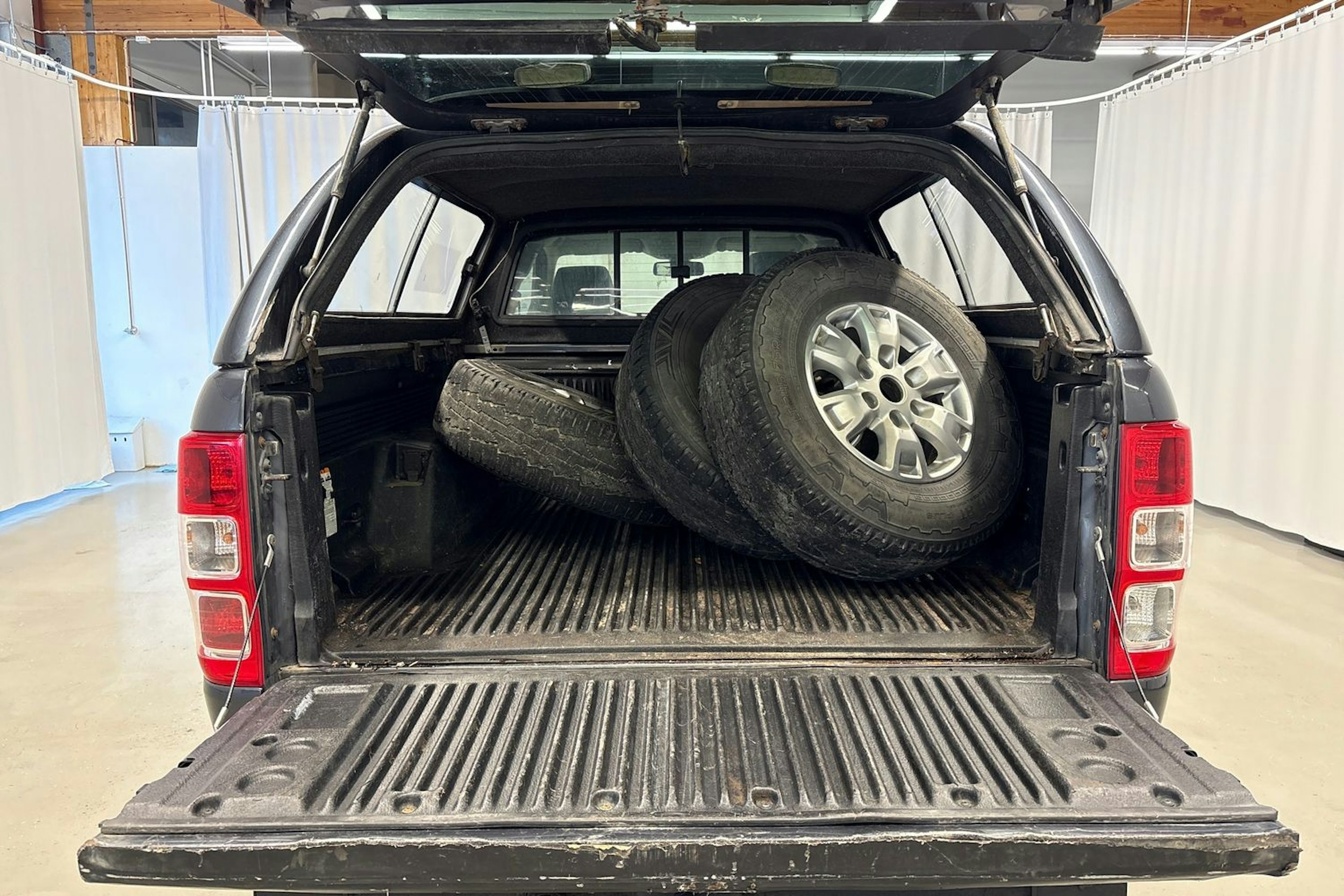 harmaa Ford Ranger 2013 kuva 25.