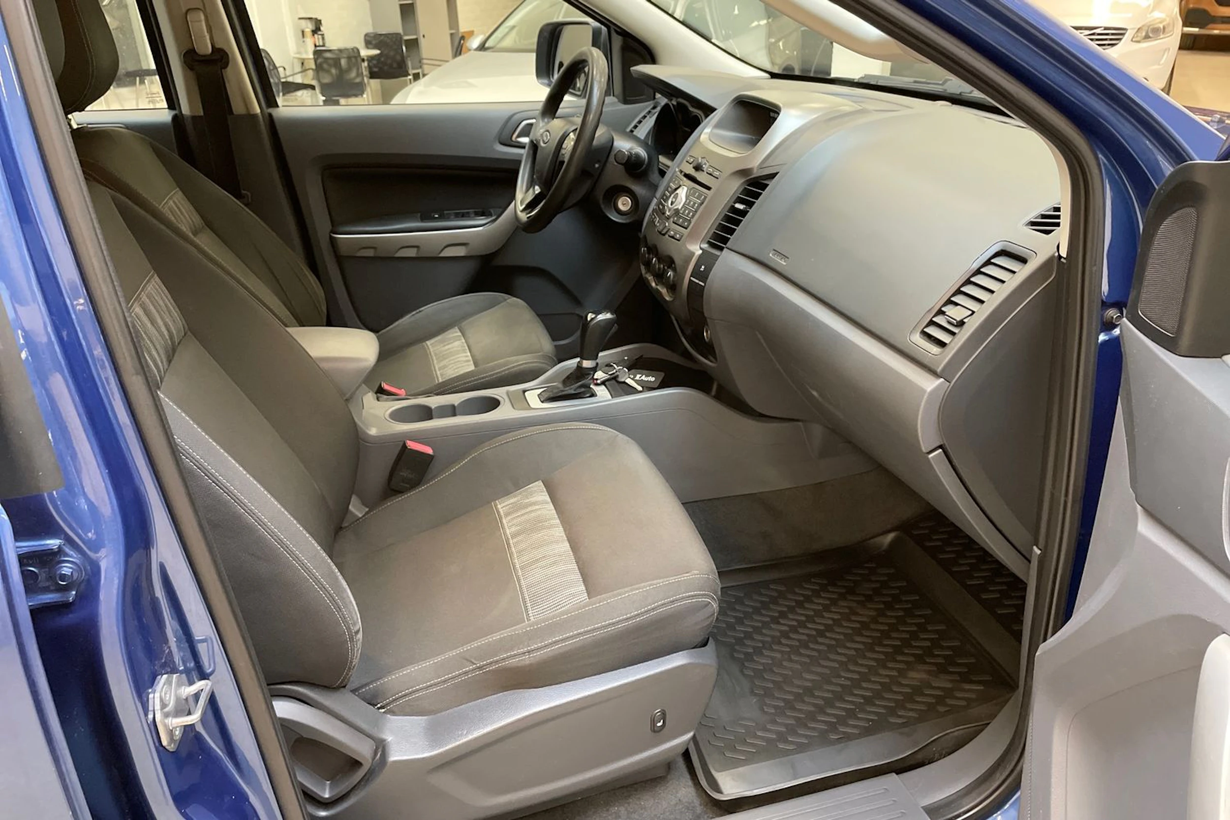 sininen Ford Ranger 2013 kuva 12.