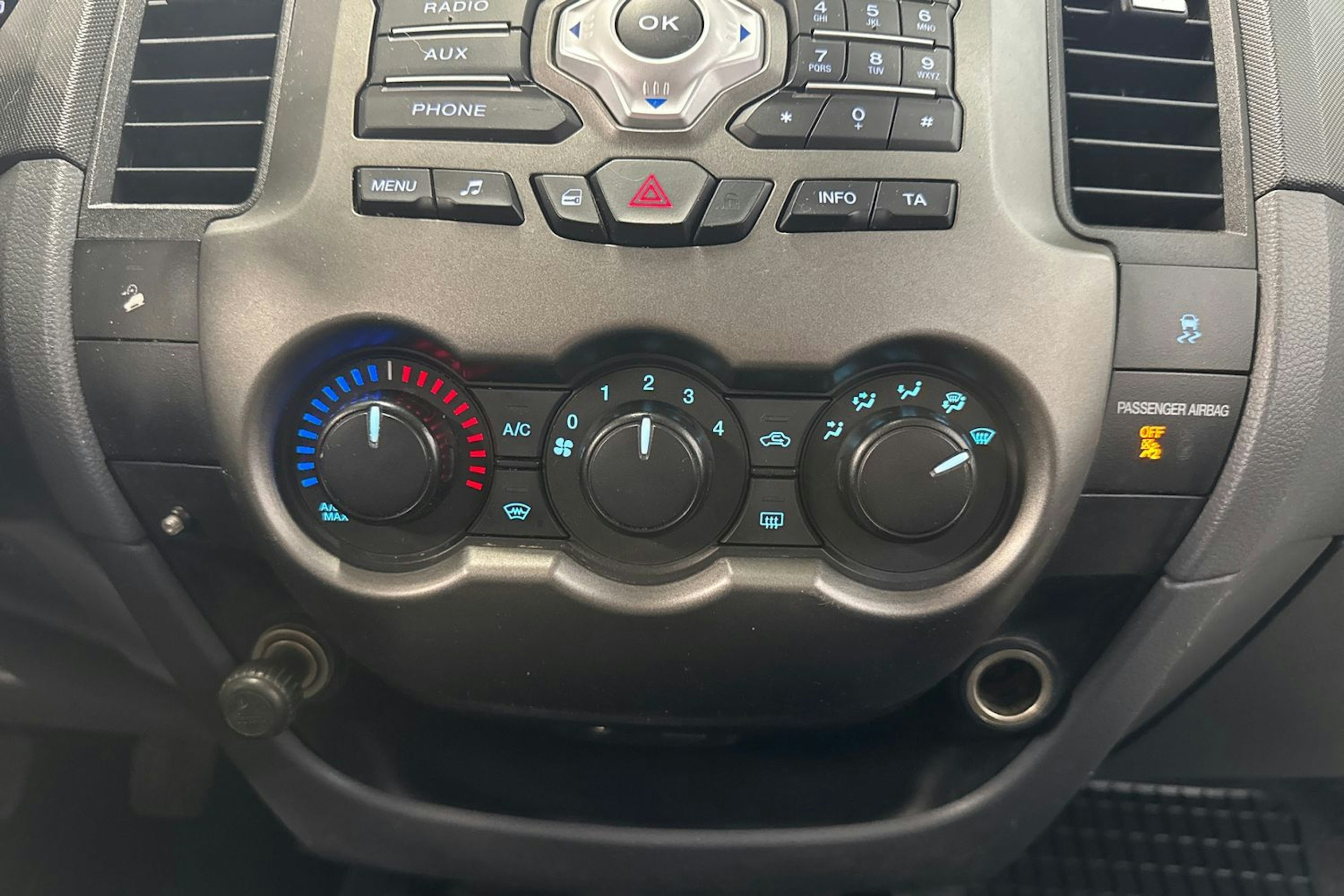 harmaa Ford Ranger 2013 kuva 16.