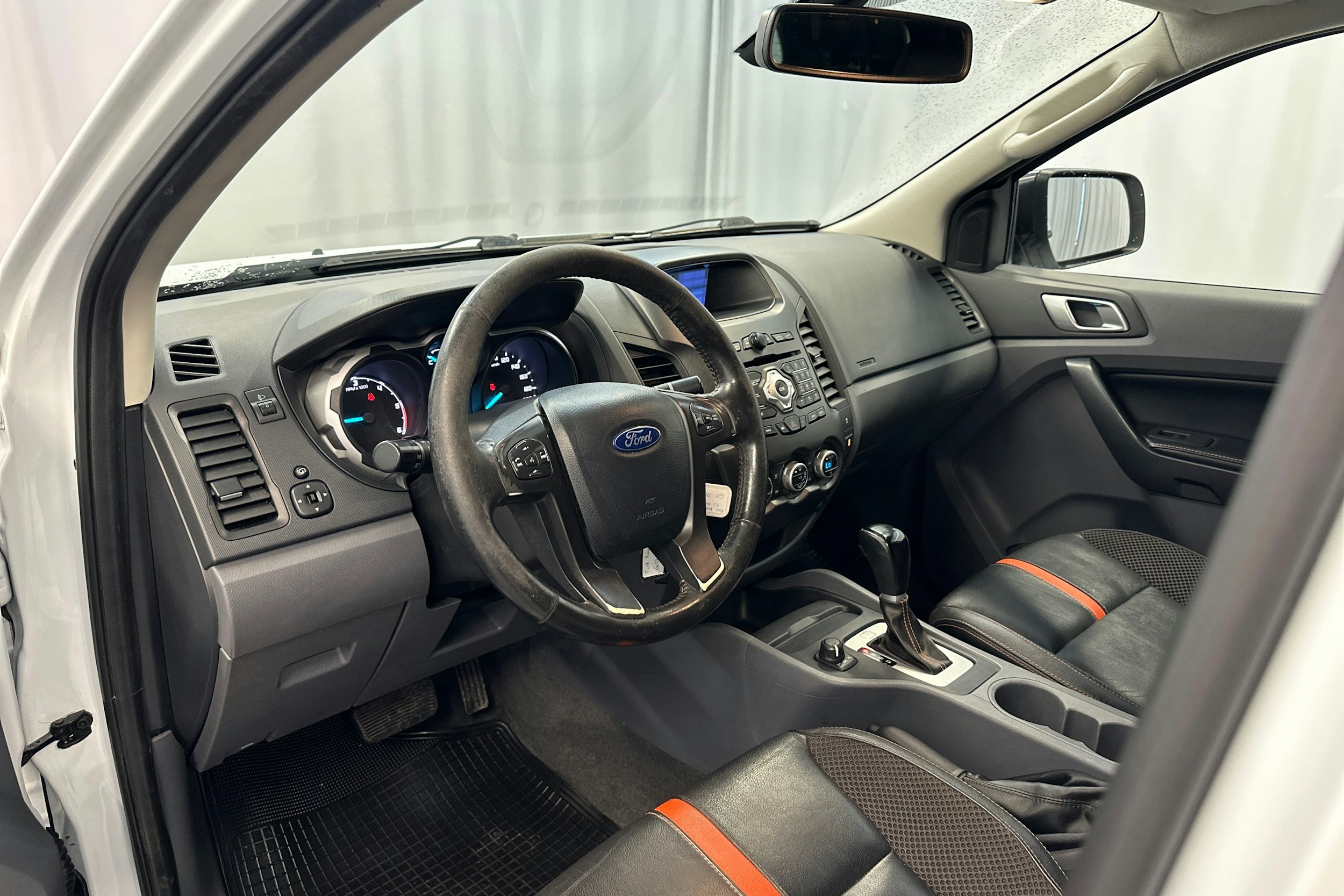 Valkoinen Ford RANGER 2014 kuva 6.