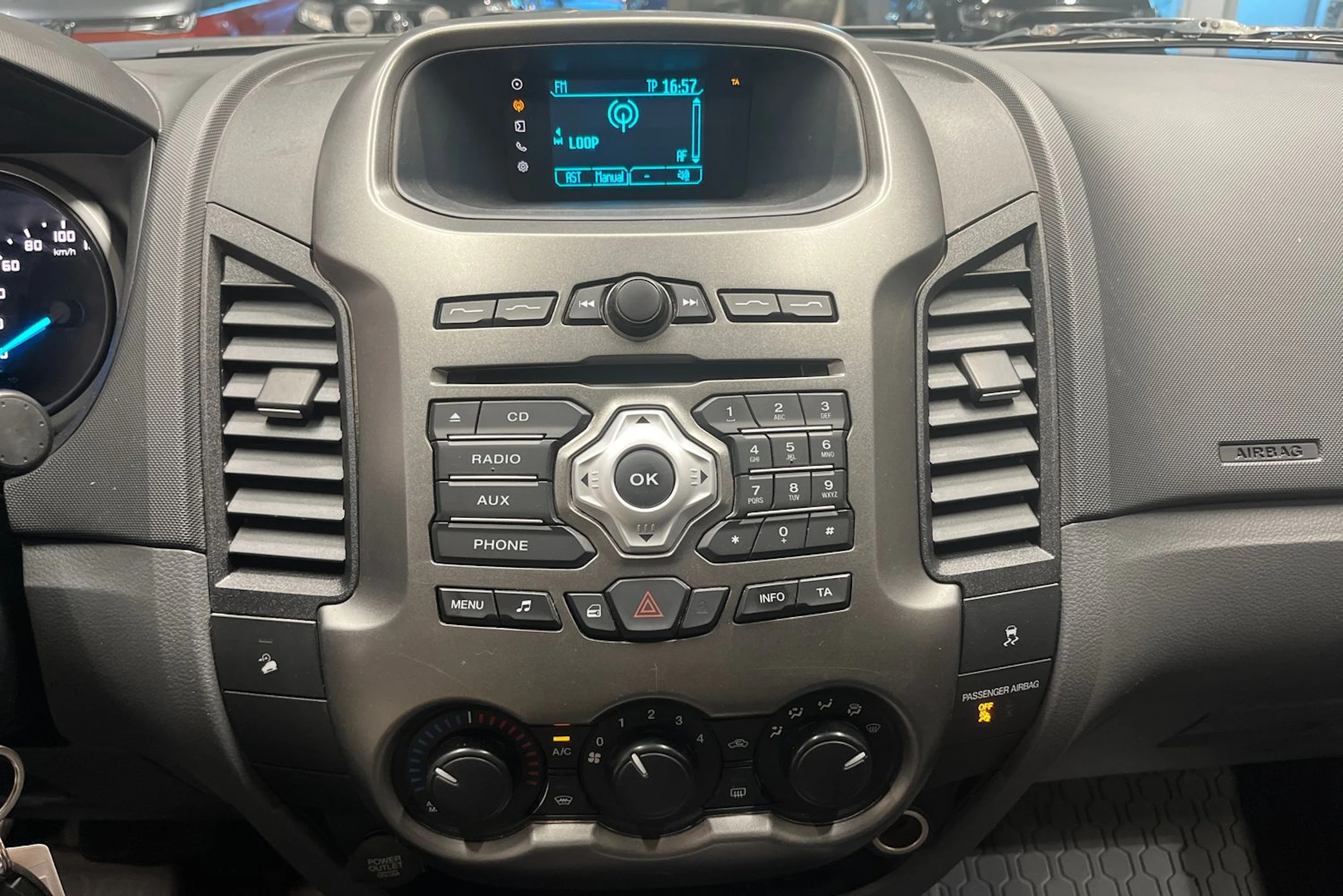 musta Ford Ranger 2016 kuva 13.