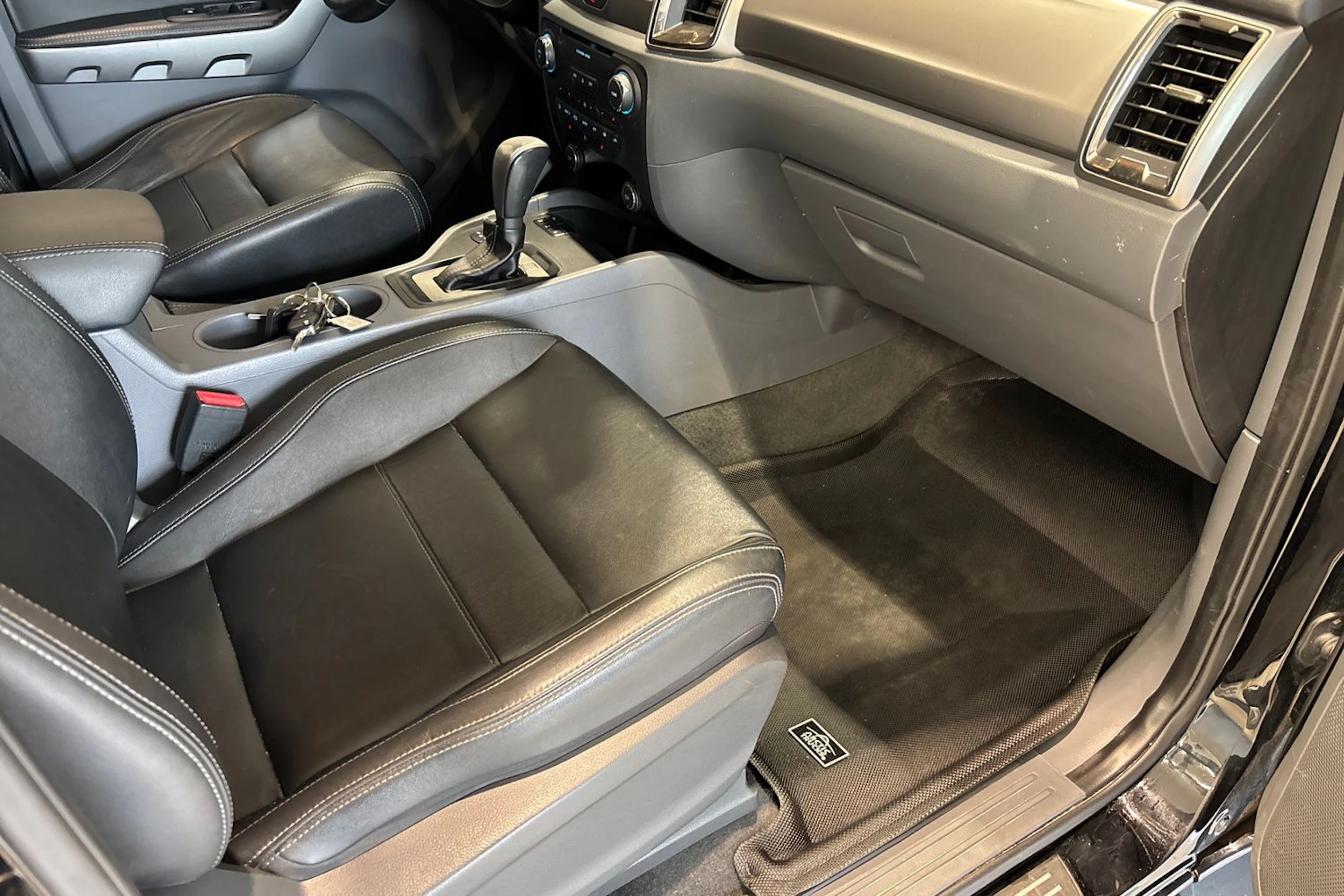 Musta Ford RANGER 2018 kuva 29.