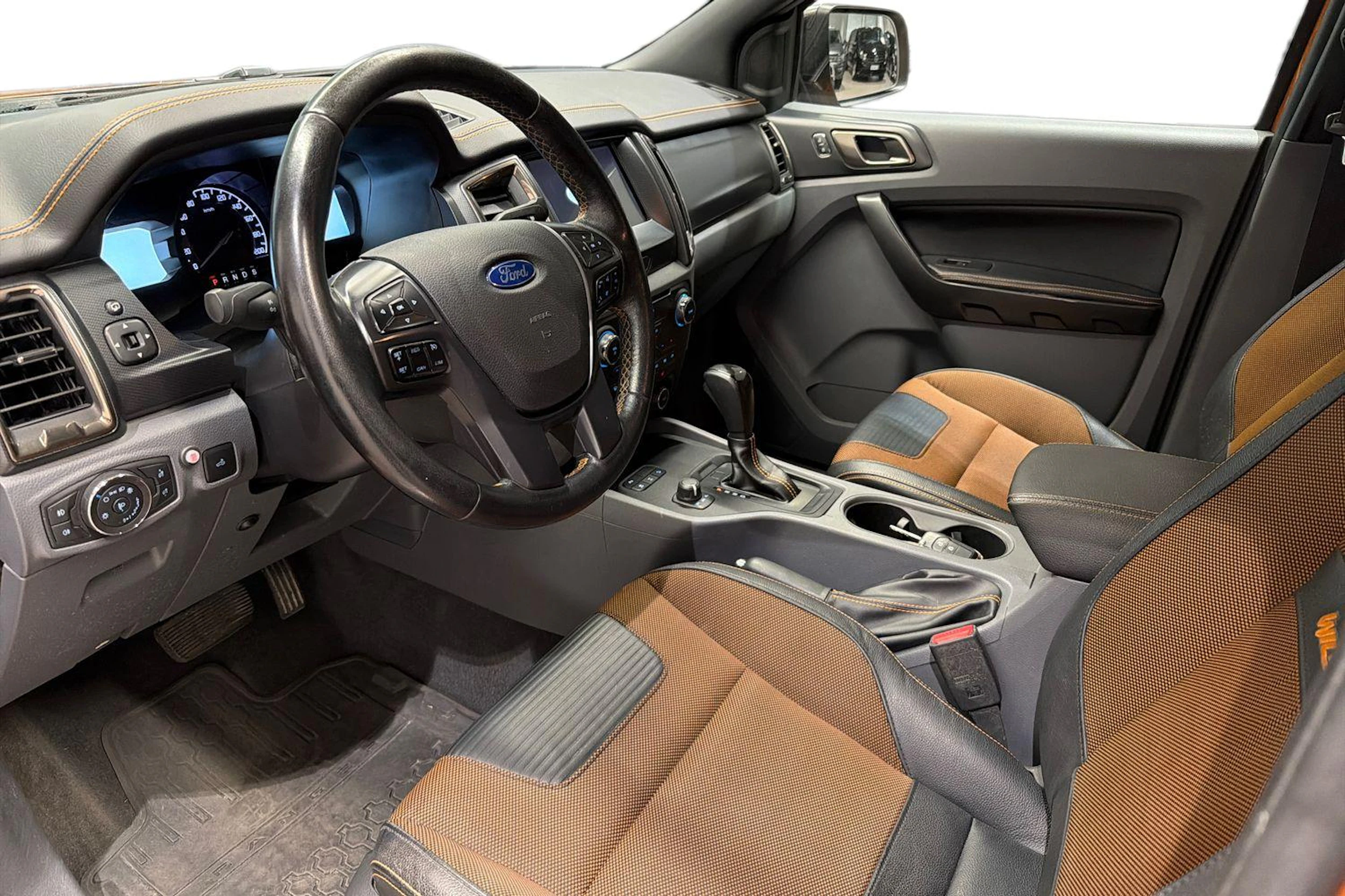 Oranssi Ford RANGER 2019 kuva 8.