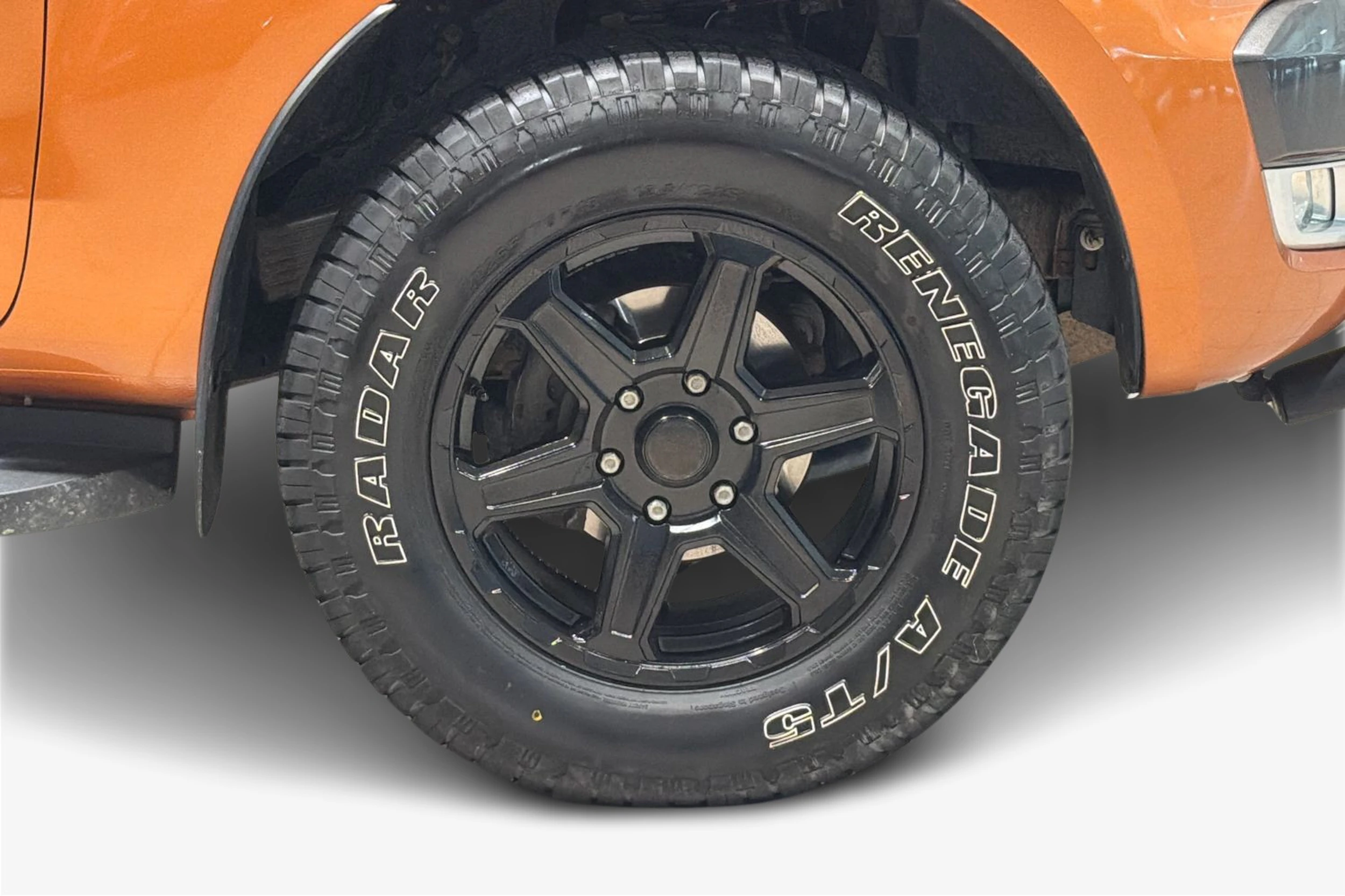 Oranssi Ford RANGER 2019 kuva 12.