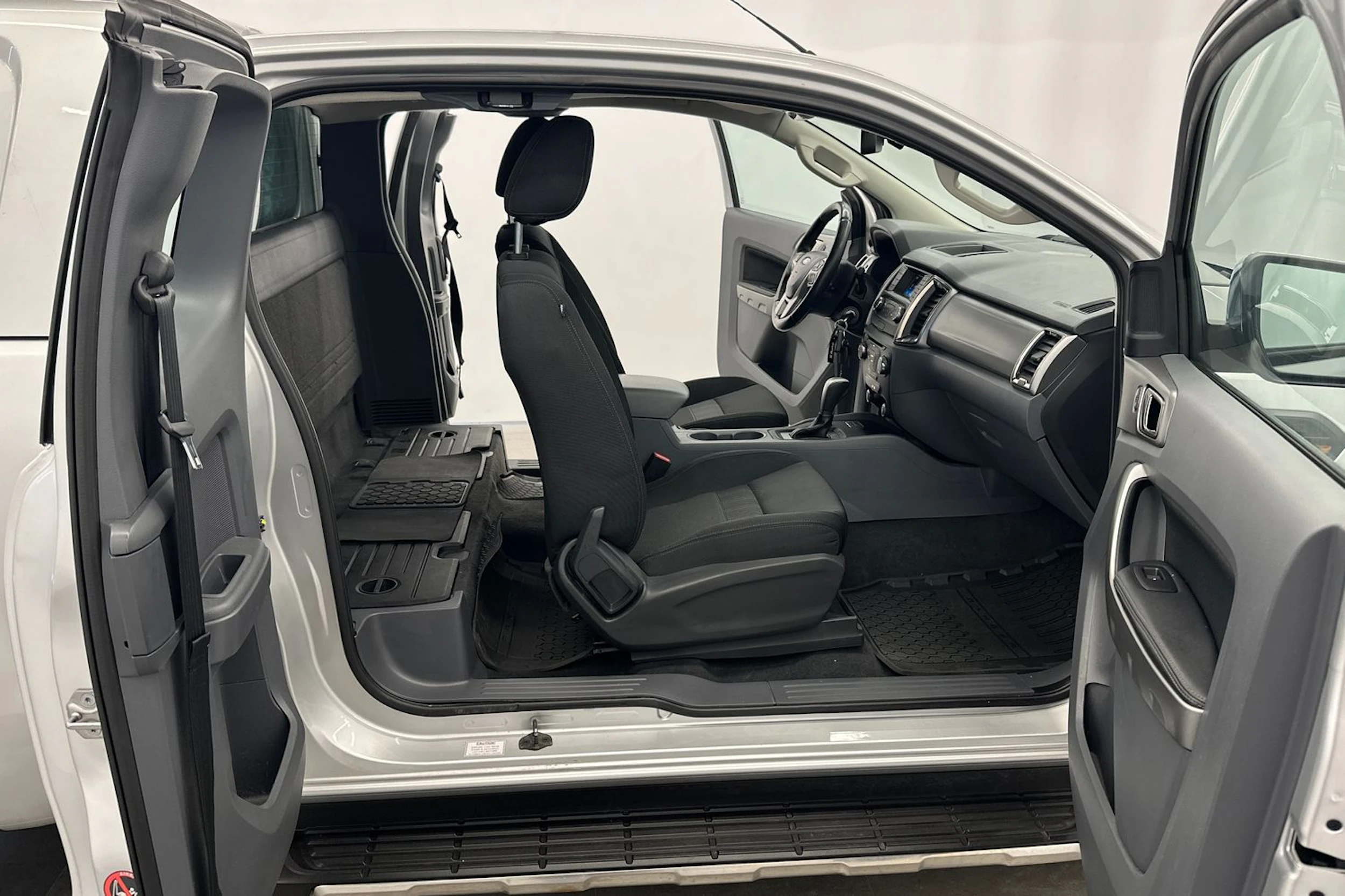 Harmaa Ford RANGER 2019 kuva 18.