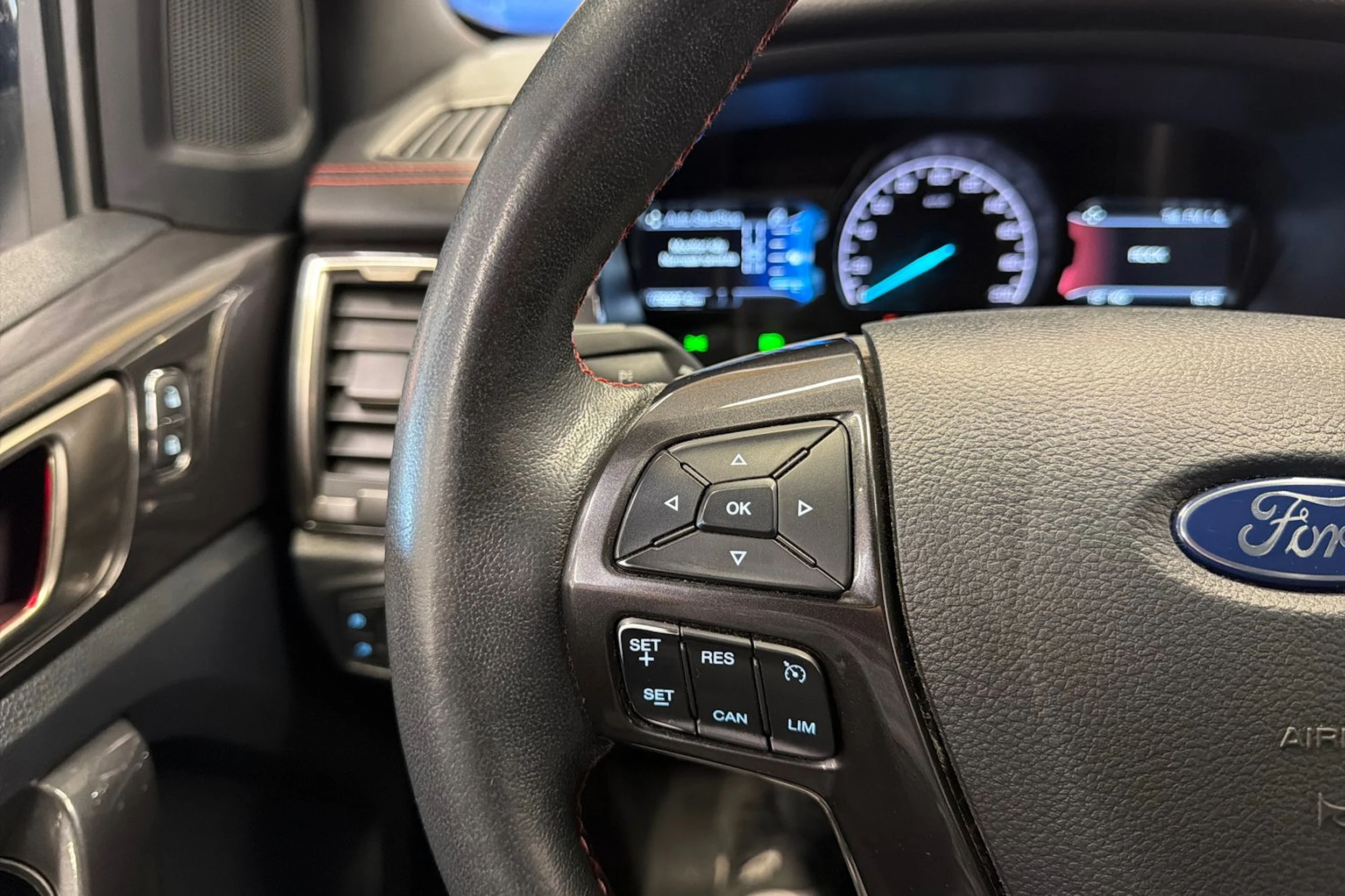 Harmaa Ford RANGER 2020 kuva 19.