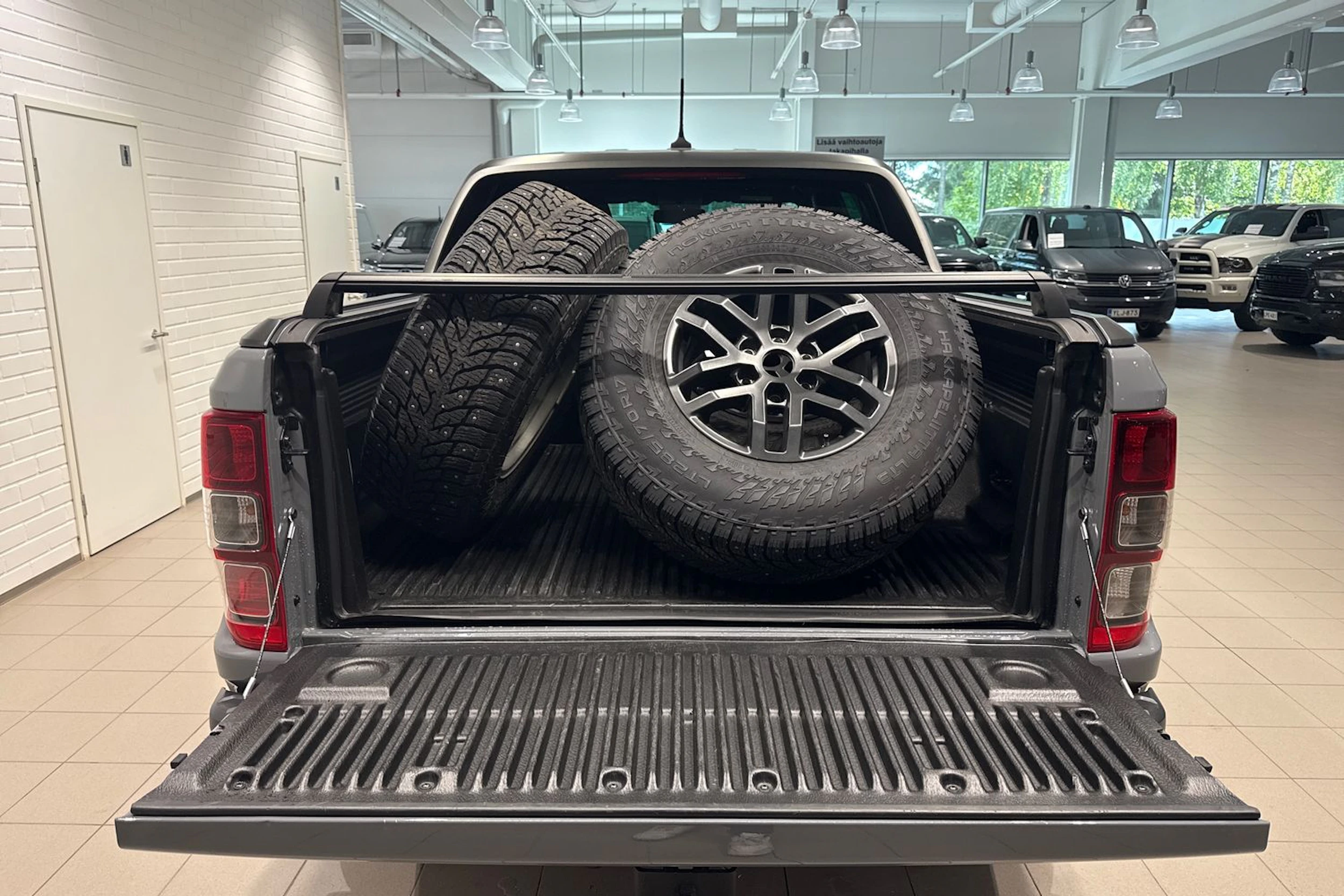 Harmaa Ford RANGER 2021 kuva 16.