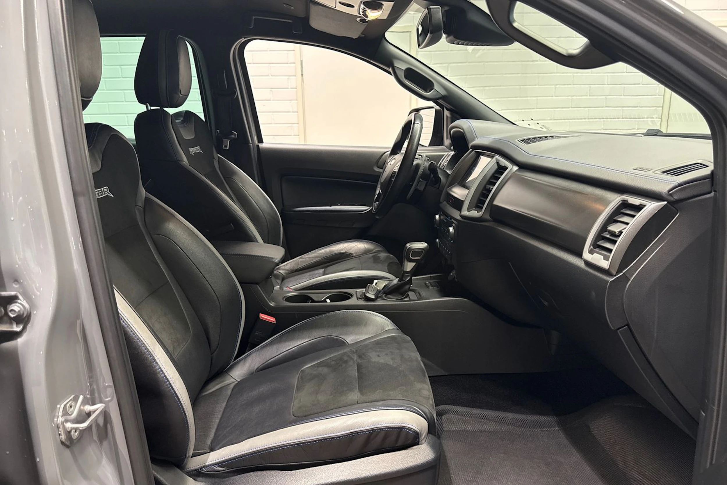 Harmaa Ford RANGER 2021 kuva 17.