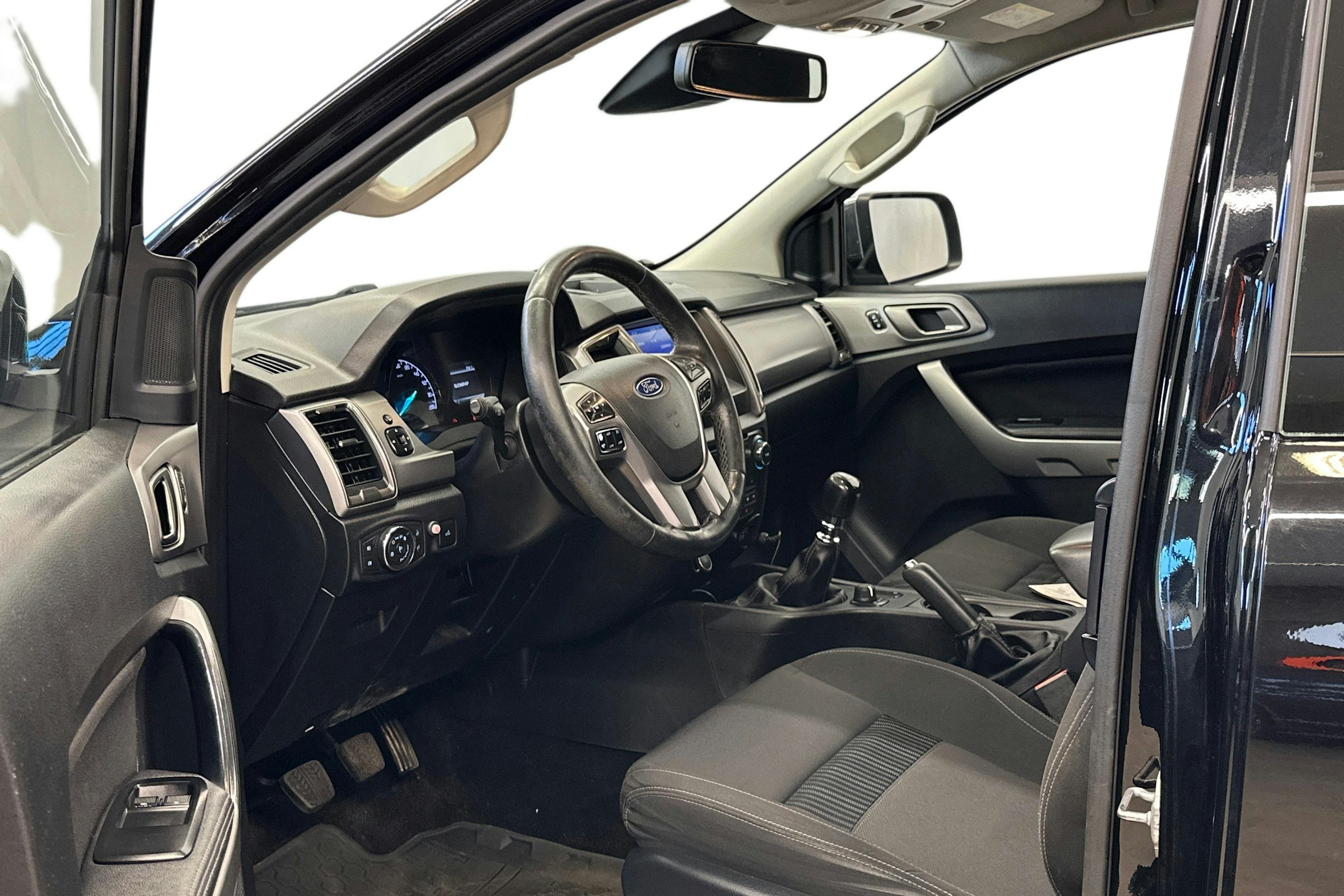 musta Ford Ranger 2021 kuva 6.