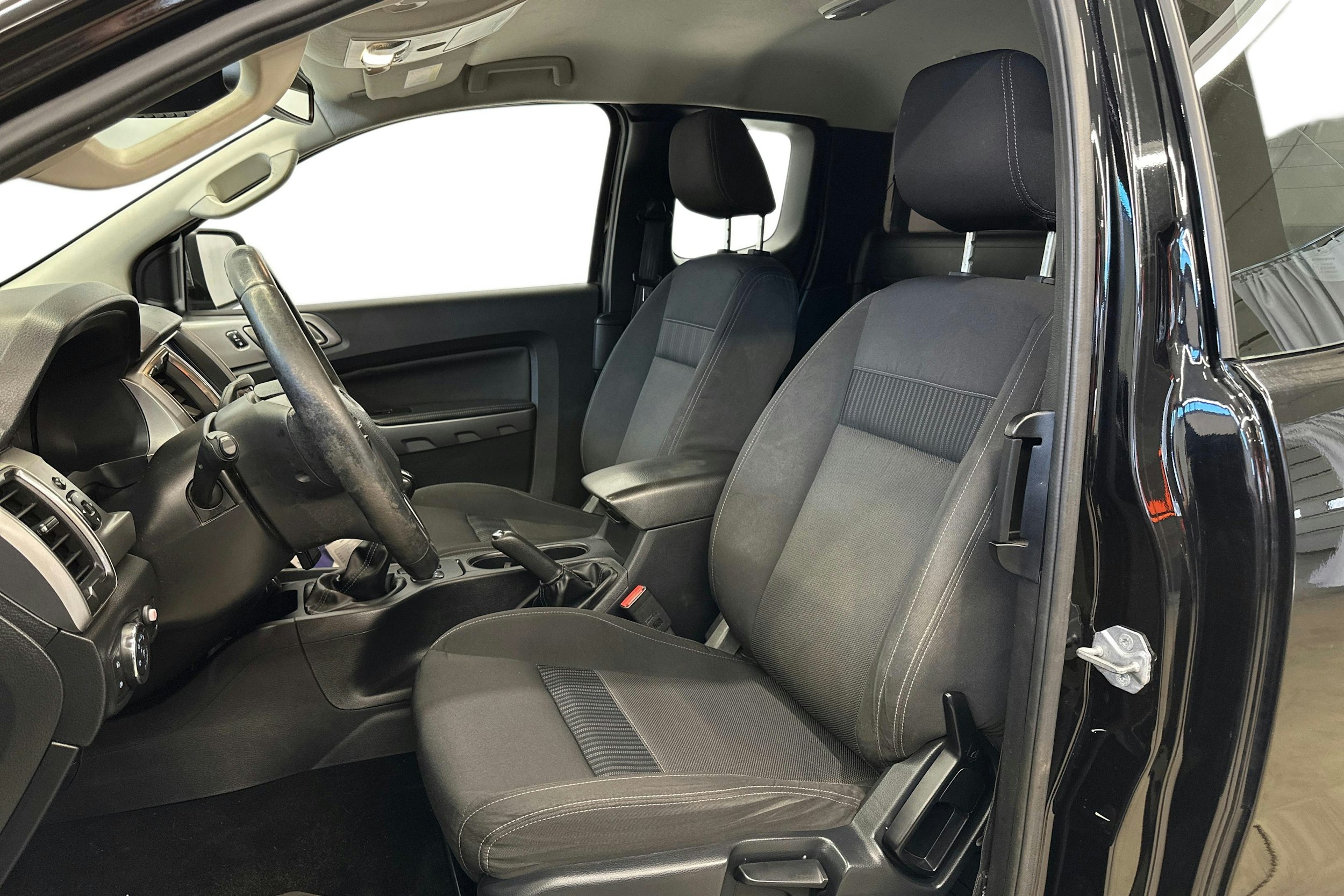 musta Ford Ranger 2021 kuva 8.