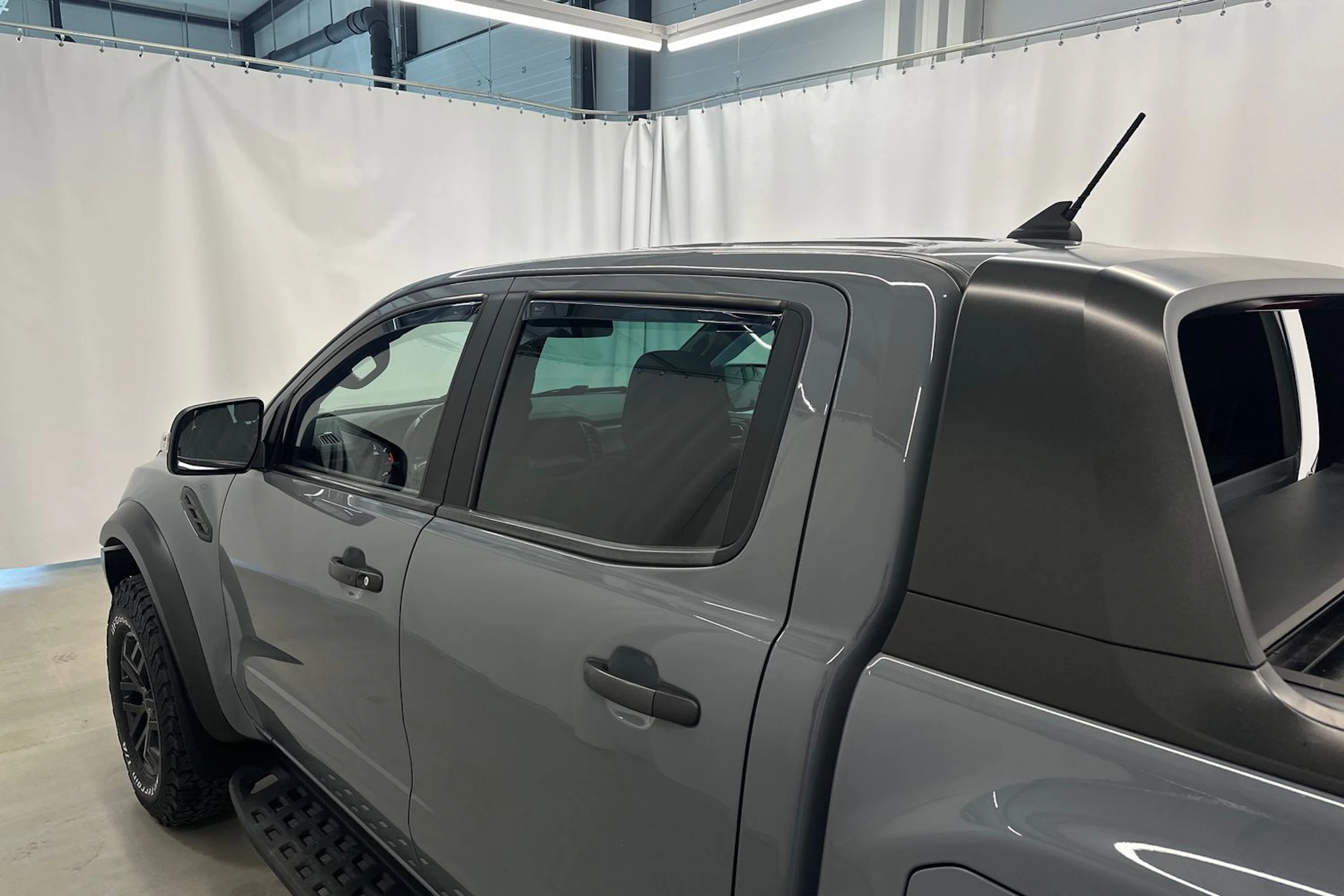 Harmaa Ford RANGER 2021 kuva 37.