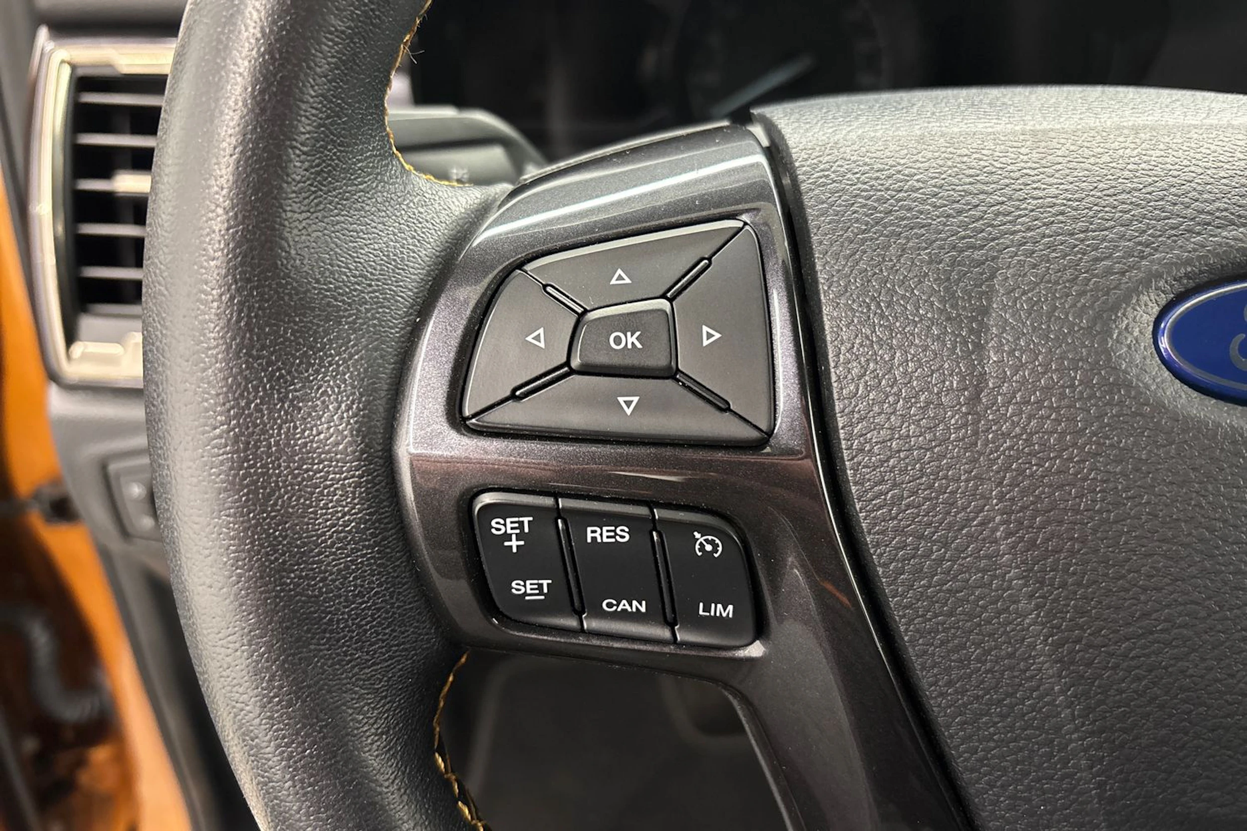 oranssi Ford Ranger 2021 kuva 11.