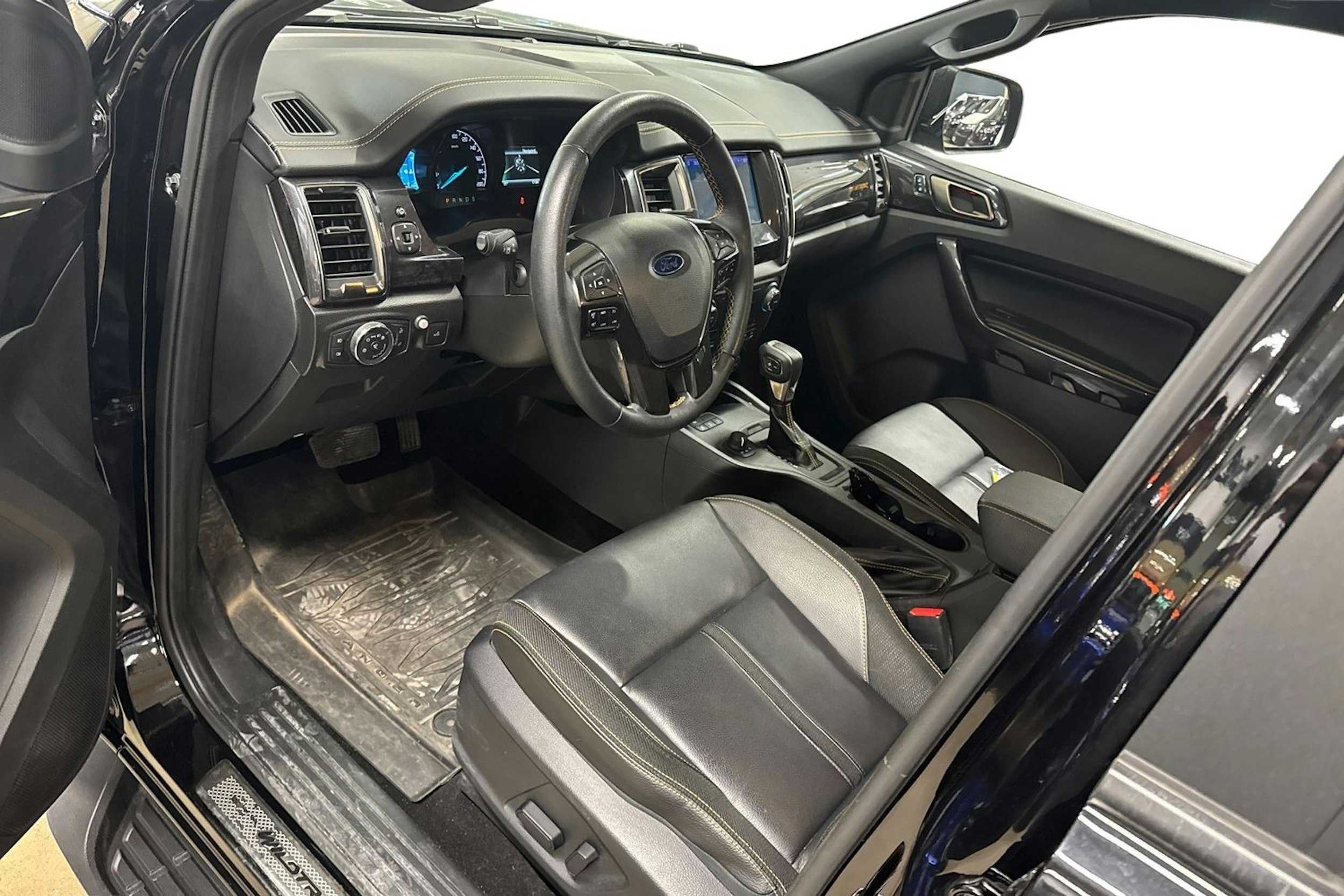 musta Ford Ranger 2022 kuva 3.