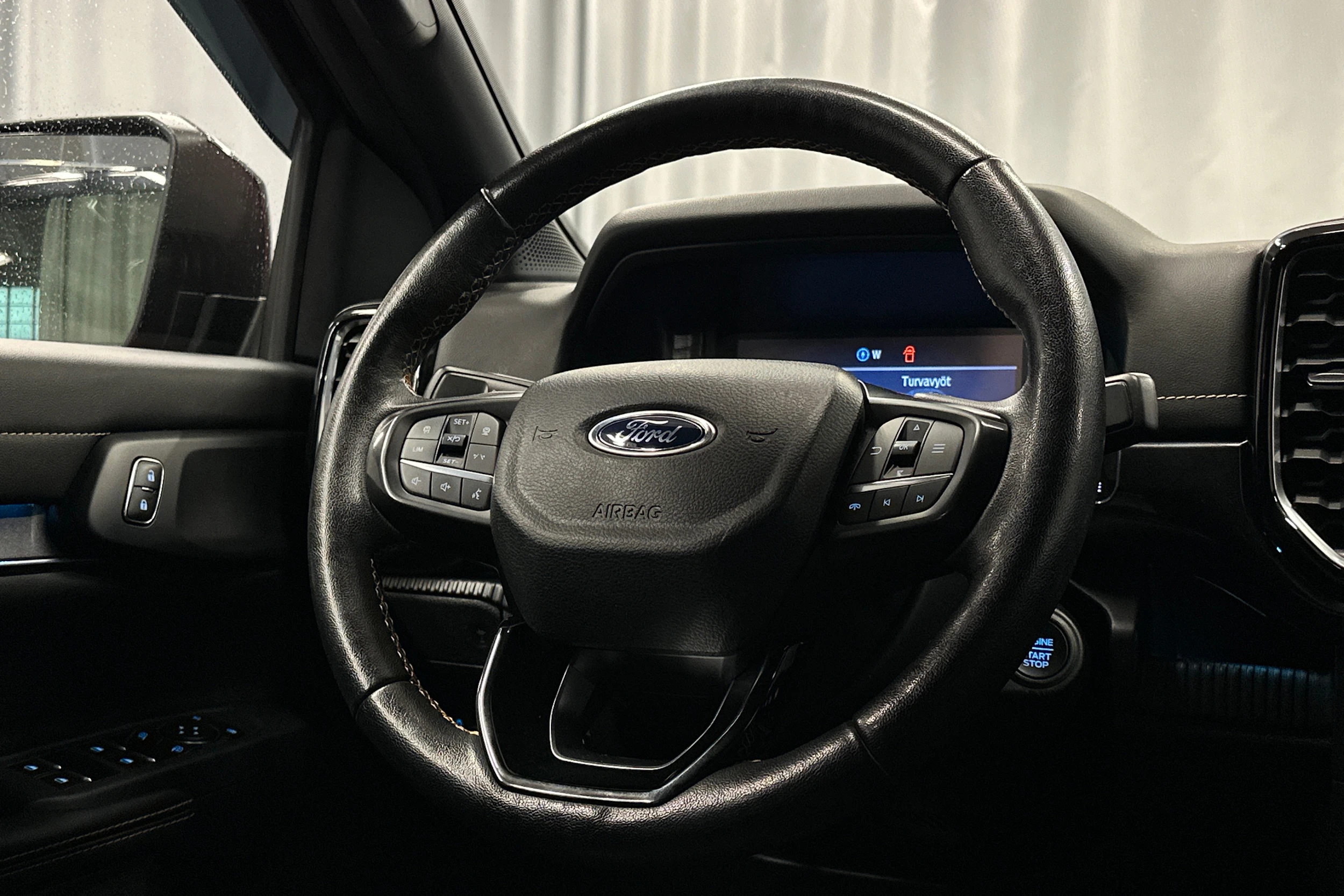 punainen Ford Ranger 2023 kuva 12.