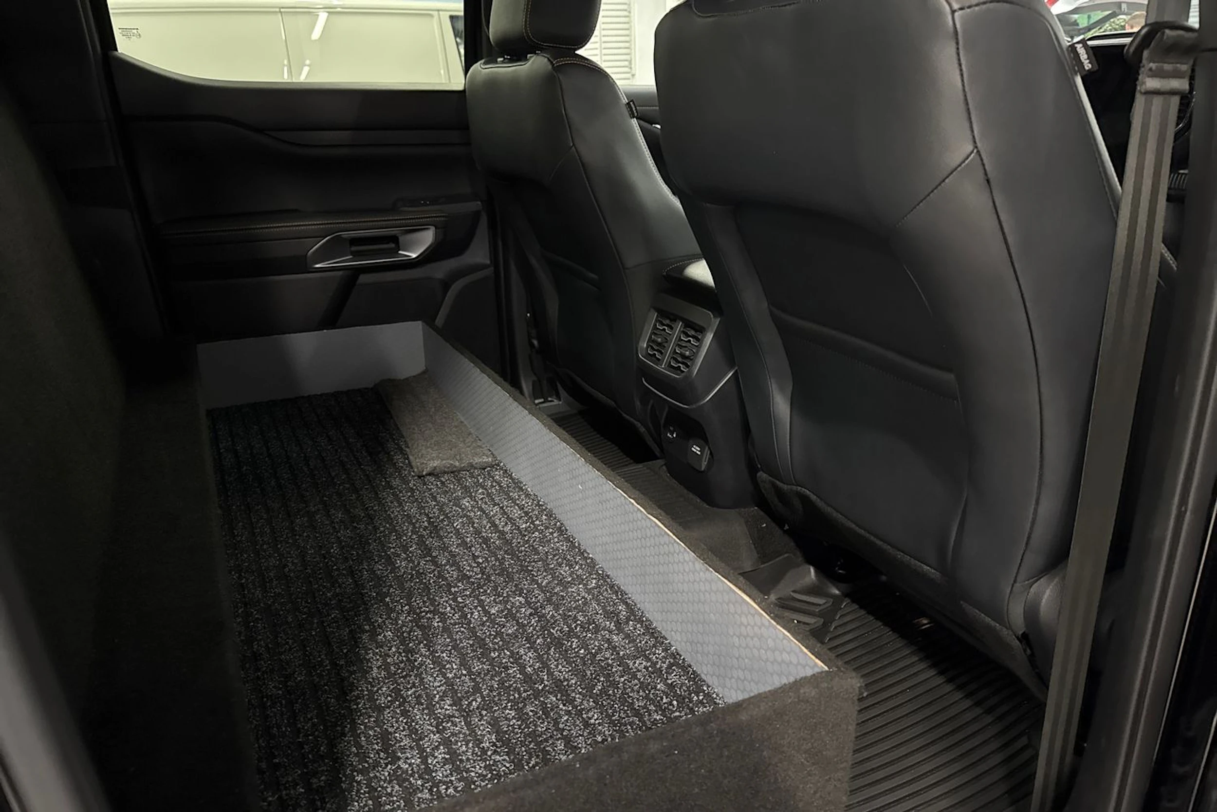 musta Ford Ranger 2024 kuva 18.