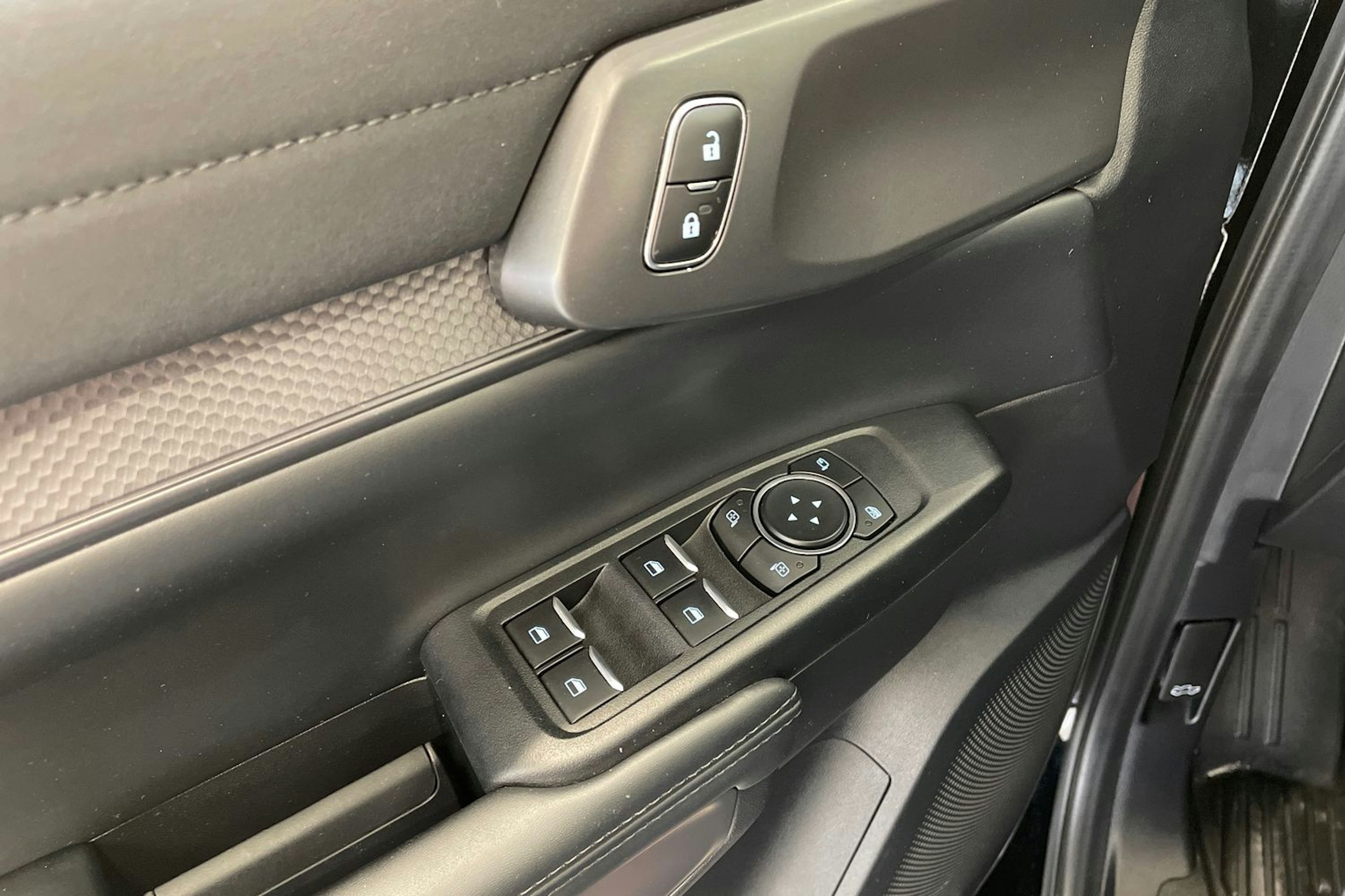 musta Ford Ranger 2024 kuva 17.
