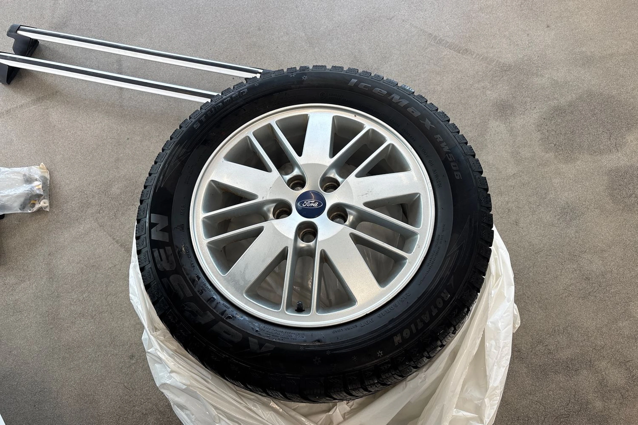 valkoinen Ford S-Max 2011 kuva 10.