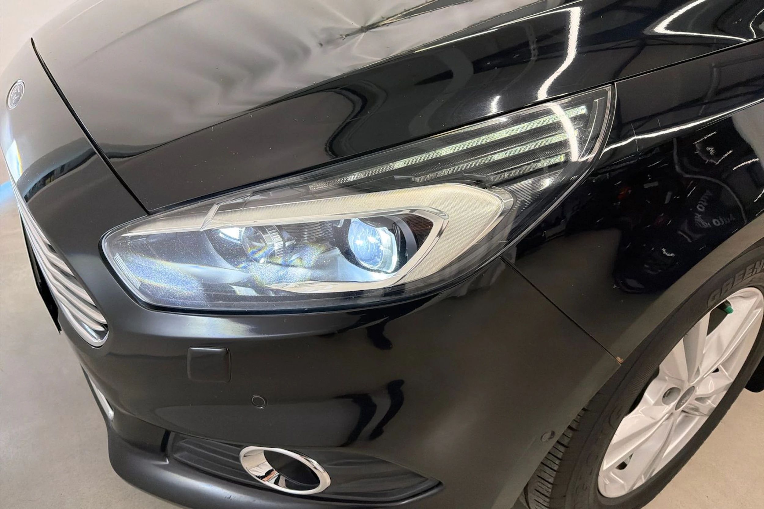 musta Ford S-Max 2016 kuva 12.