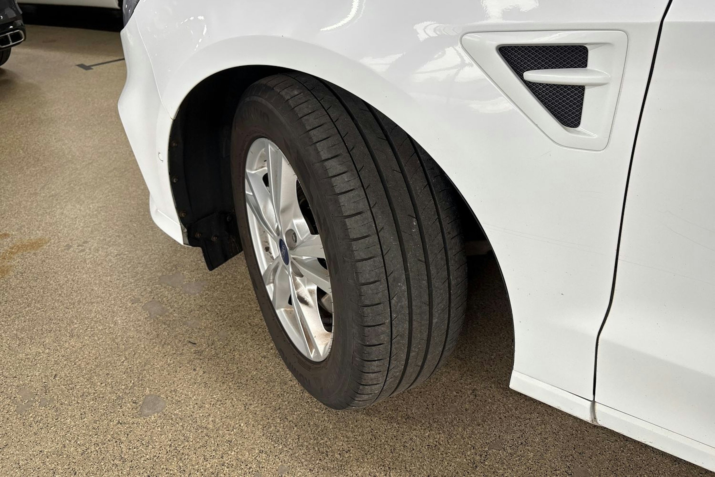 Valkoinen Ford S-Max 2020 kuva 10.