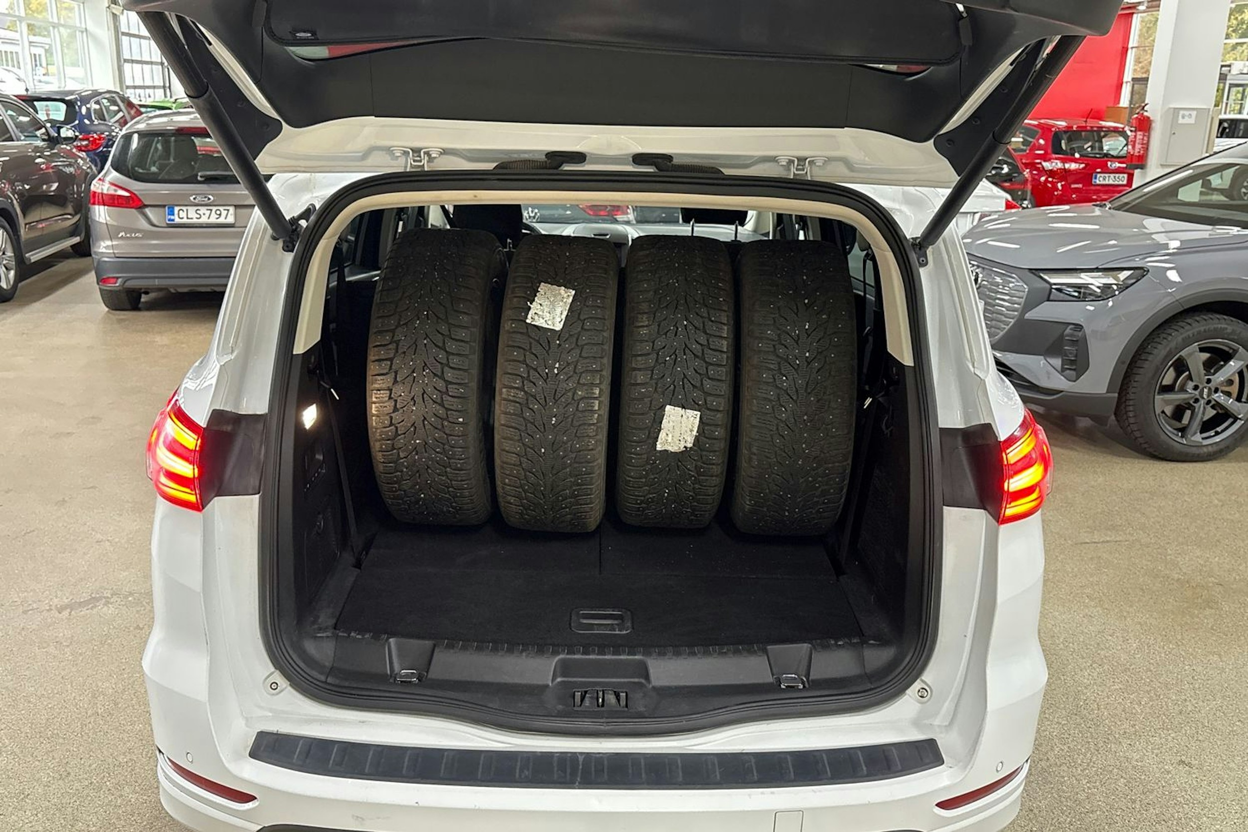 Valkoinen Ford S-Max 2020 kuva 25.