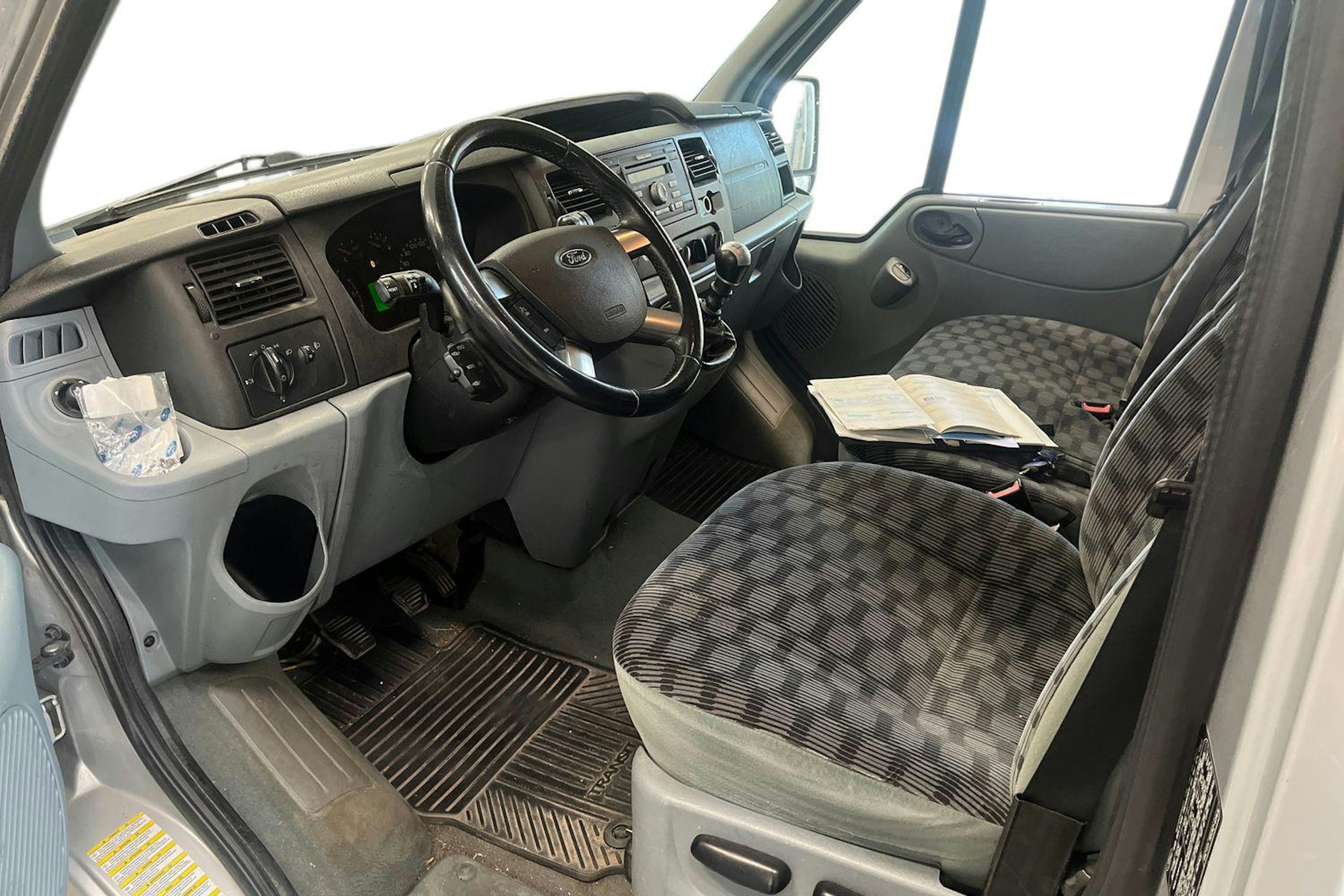 Harmaa Ford Tourneo 2011 kuva 3.