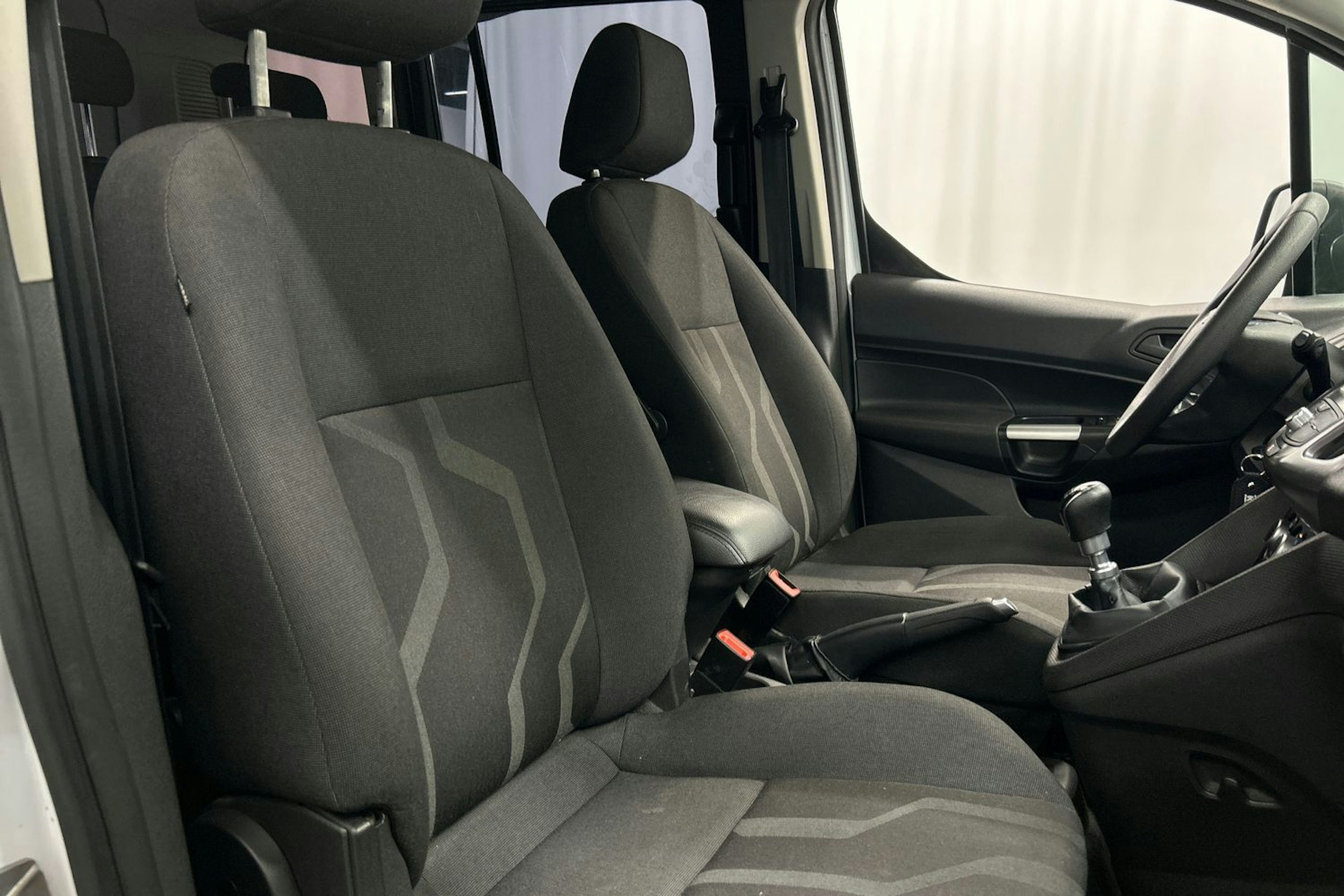 valkoinen Ford Tourneo Connect 2015 kuva 12.