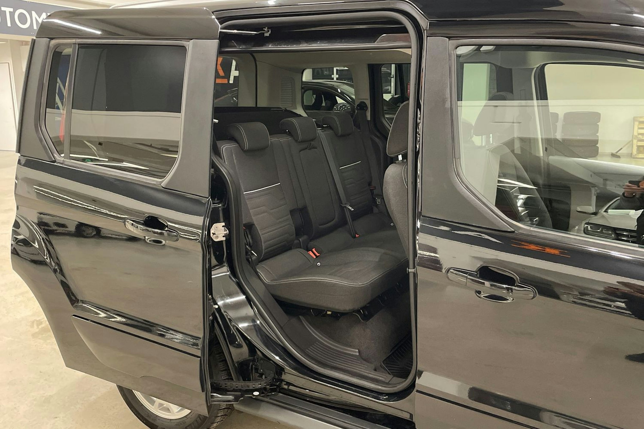 musta Ford Tourneo Connect 2017 kuva 10.