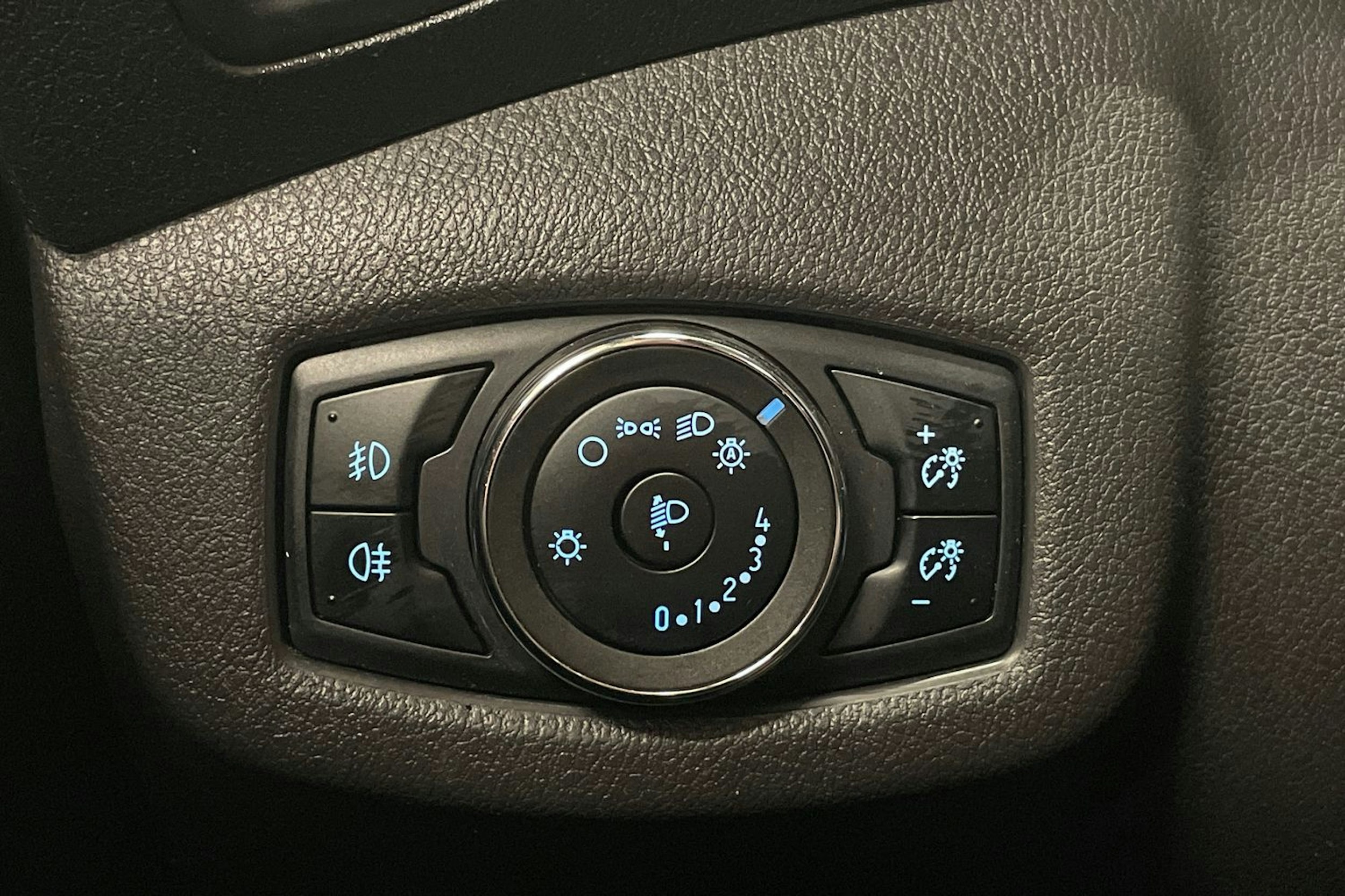 musta Ford Tourneo Connect 2017 kuva 16.