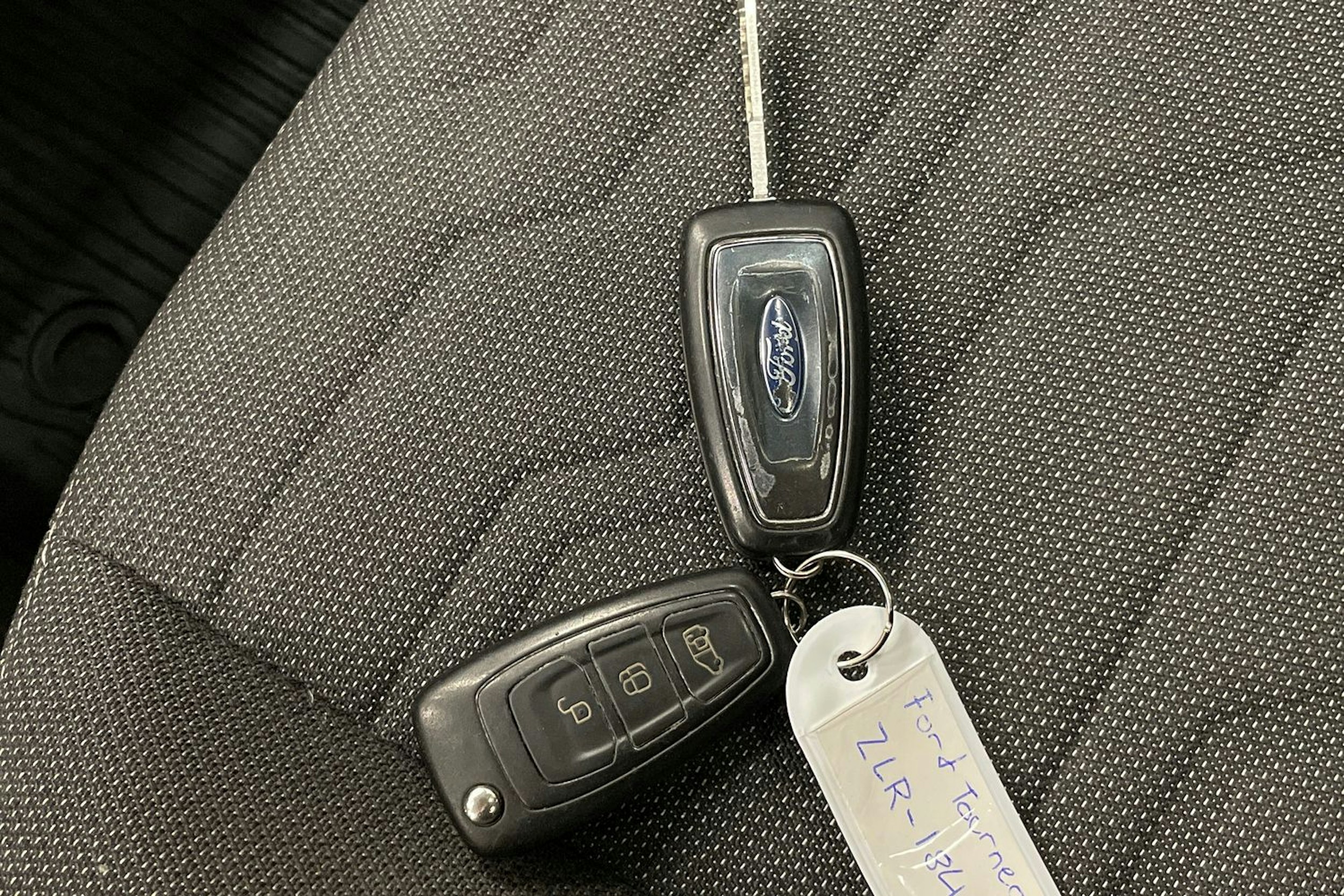 musta Ford Tourneo Connect 2017 kuva 22.