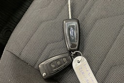 musta Ford Tourneo Connect 2017 kuva 22.