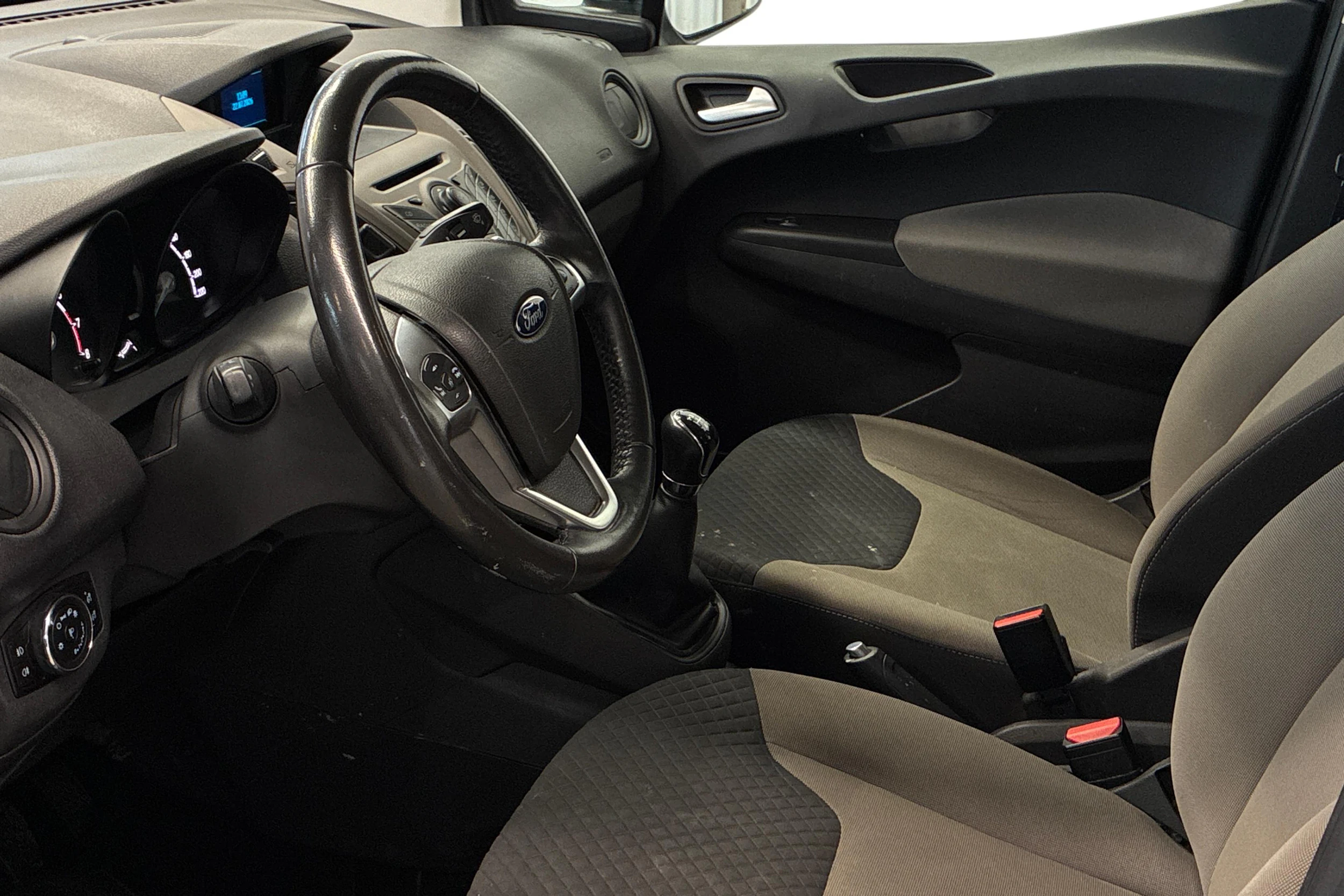 sininen Ford Tourneo Courier 2016 kuva 7.