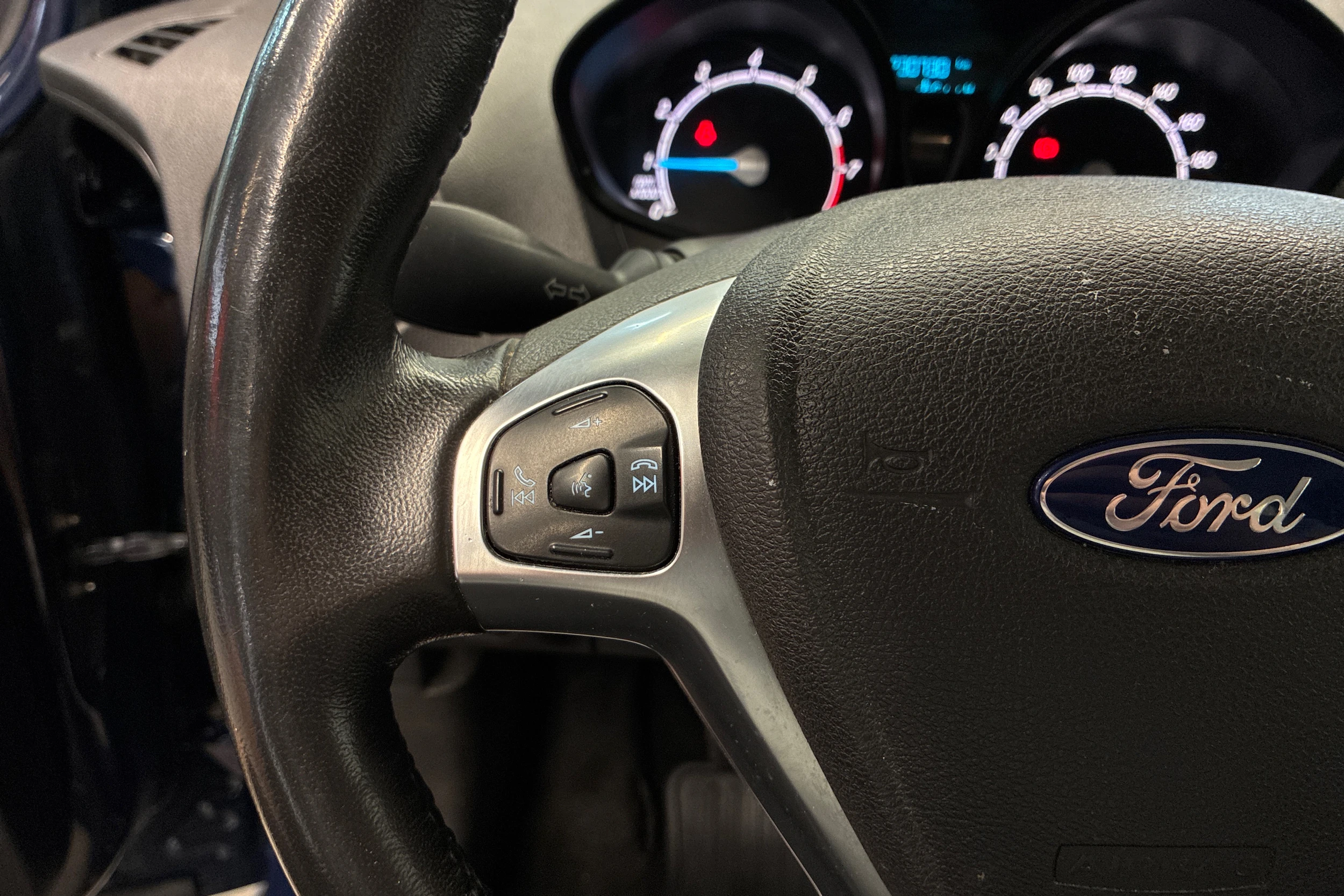sininen Ford Tourneo Courier 2016 kuva 15.