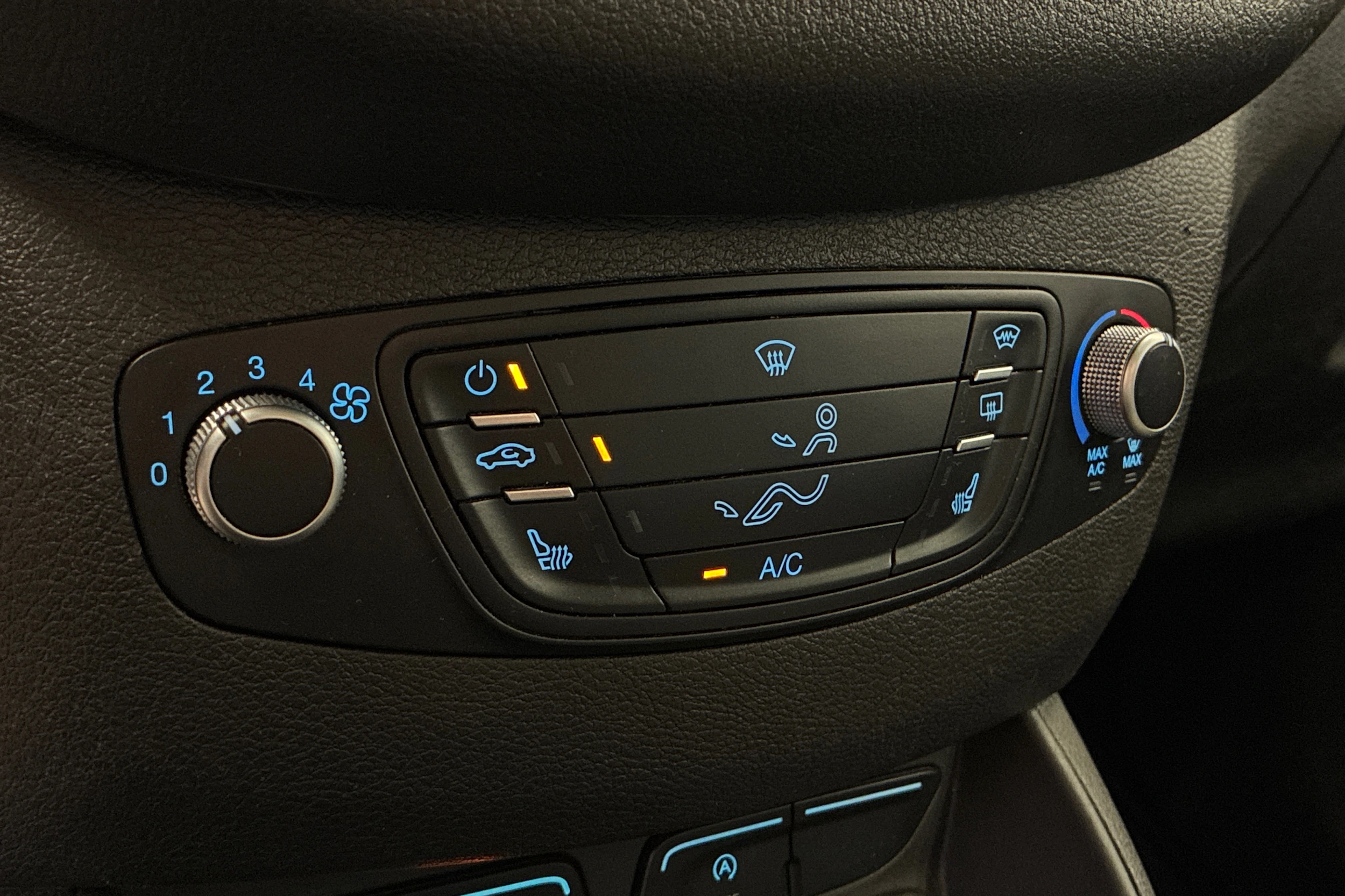 sininen Ford Tourneo Courier 2016 kuva 16.