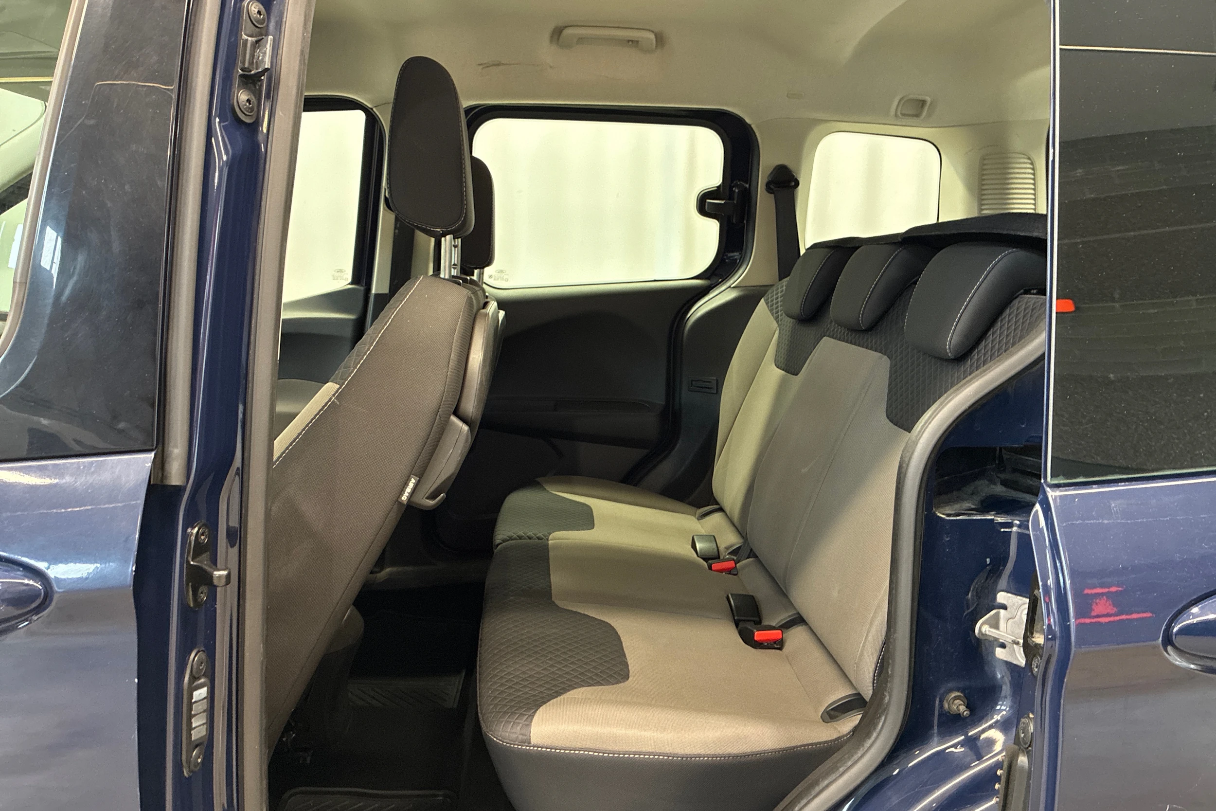 sininen Ford Tourneo Courier 2016 kuva 19.