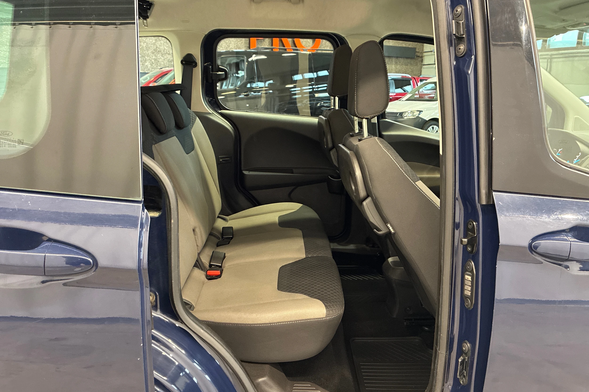 sininen Ford Tourneo Courier 2016 kuva 20.