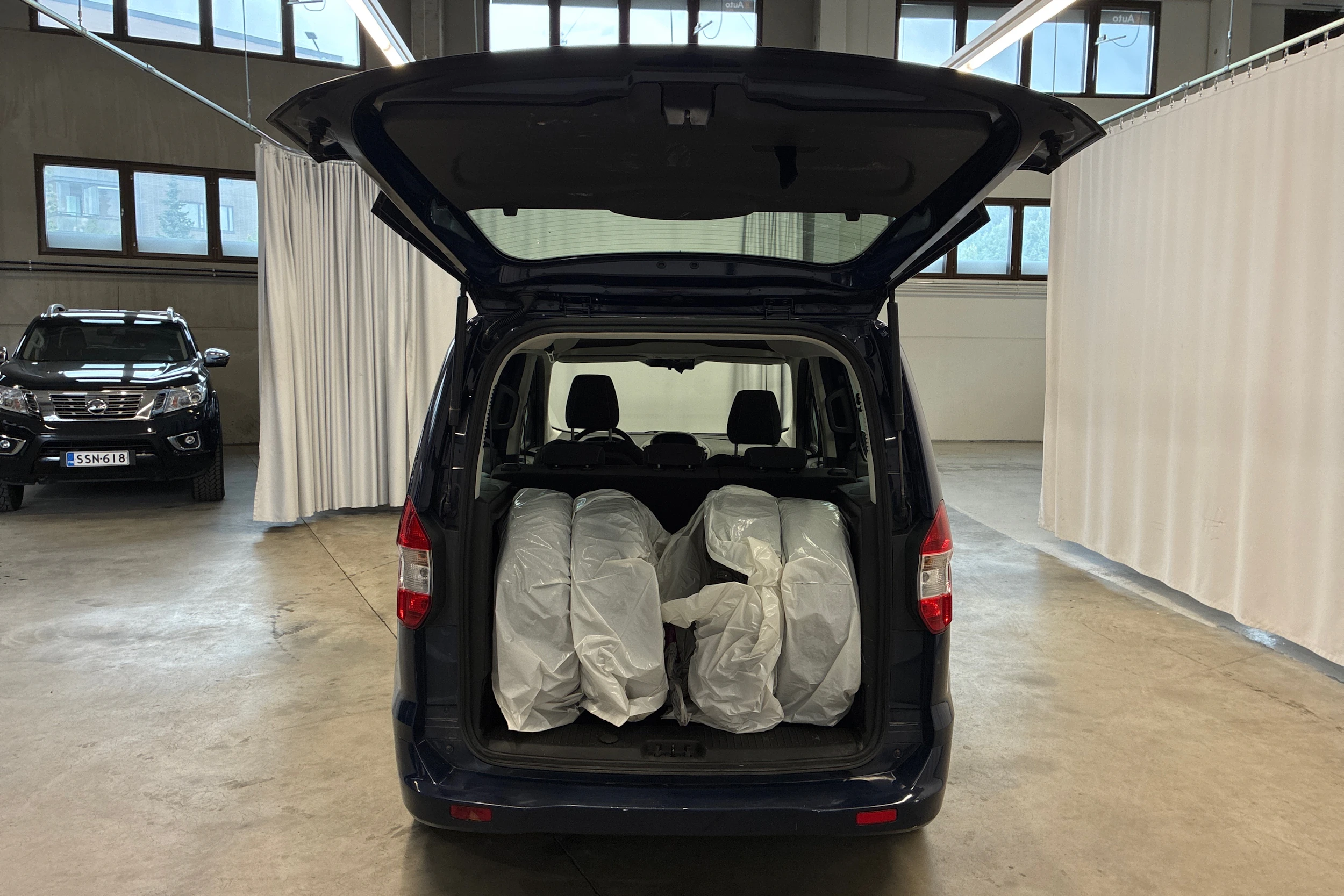 sininen Ford Tourneo Courier 2016 kuva 21.