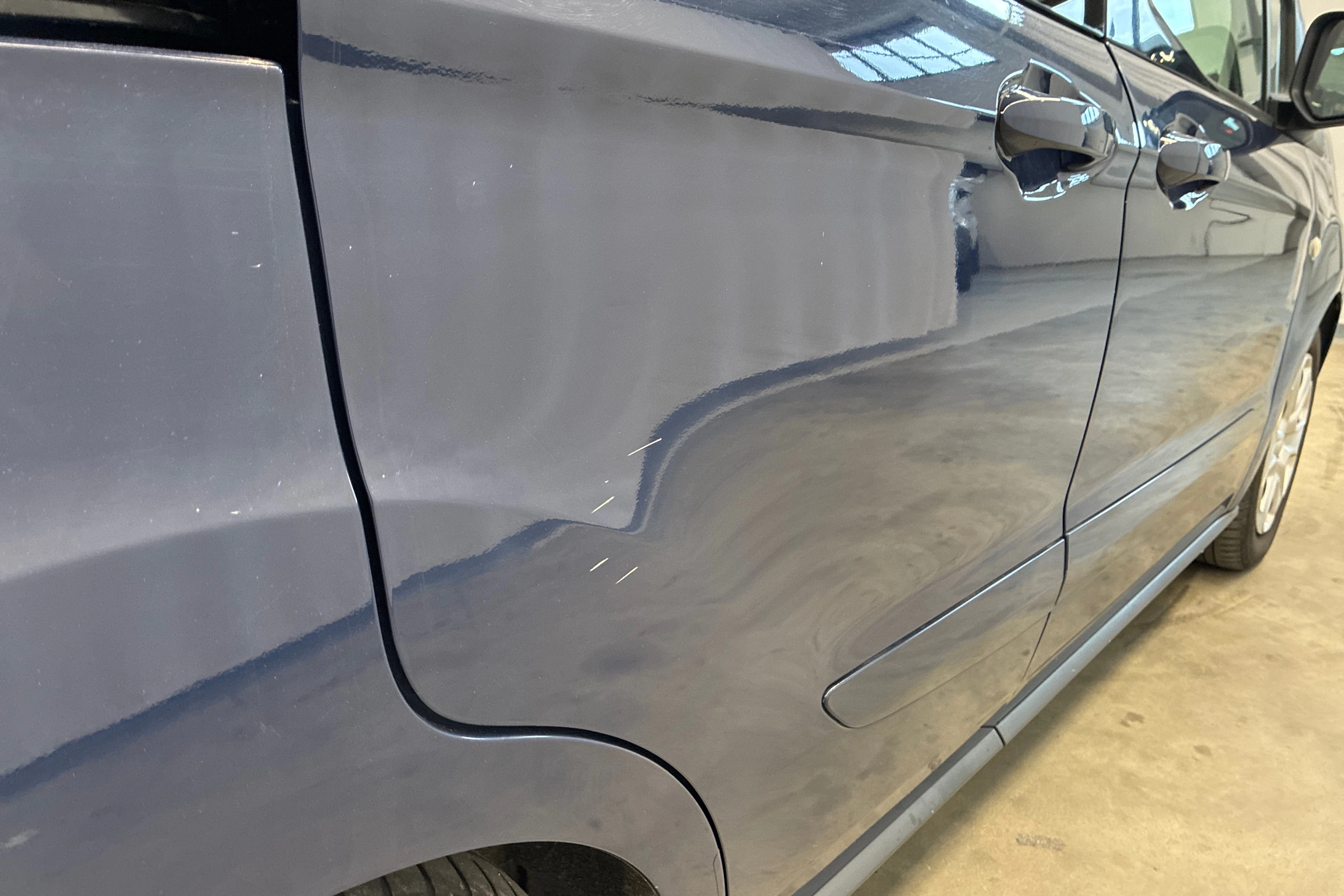 sininen Ford Tourneo Courier 2016 kuva 24.