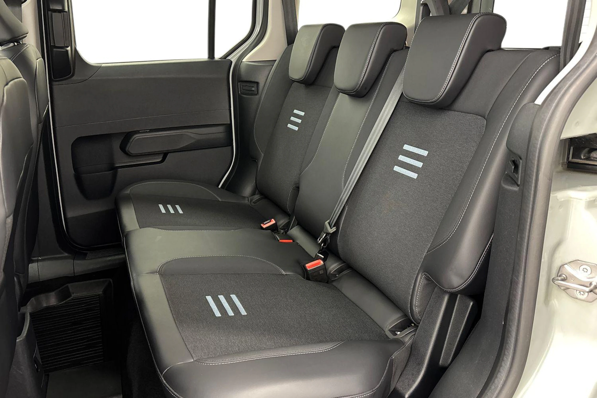 harmaa Ford Tourneo Courier 2024 kuva 8.