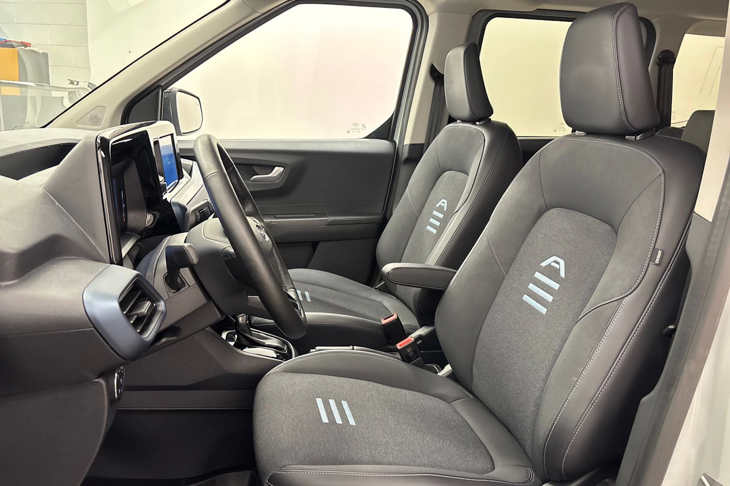 harmaa Ford Tourneo Courier 2024 kuva 11.