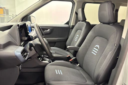 harmaa Ford Tourneo Courier 2024 kuva 11.
